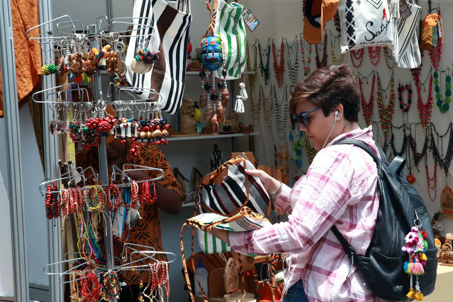 Feria Arte Nativa 2018 muestra variada oferta artesanal de productos que incluyen piezas de cerámica, textil, bisutería, trabajos en madera, fibra vegetal y pintura. Foto: ANDINA/Norman Córdova