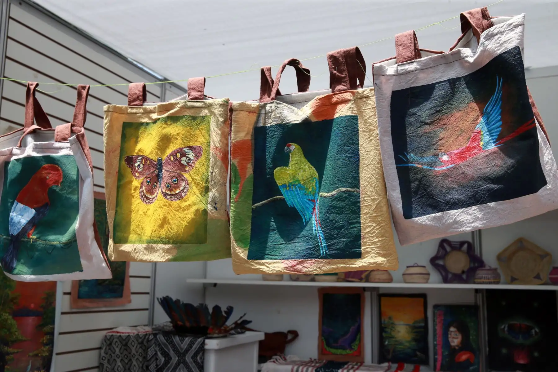 Feria Arte Nativa 2018 muestra variada oferta artesanal de productos que incluyen piezas de cerámica, textil, bisutería, trabajos en madera, fibra vegetal y pintura. Foto: ANDINA/Norman Córdova