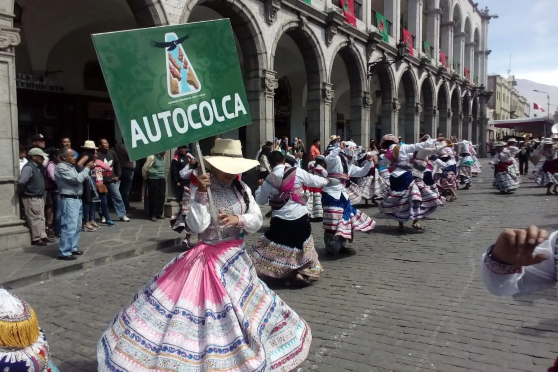 La plaza de armas de Arequipa fue escenario hoy de los festejos por el tercer aniversario de la declaratoria de la danza del wititi como Patrimonio Cultural Inmaterial de la Humanidad por la Unesco.