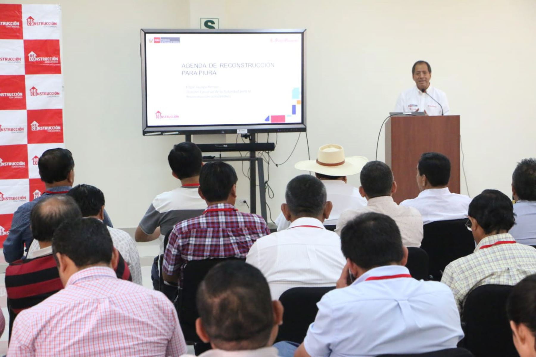El director ejecutivo de la Autoridad para la Reconstrucción con Cambios, Édgar Quispe, dictó un taller de inducción para los alcaldes electos de Piura.