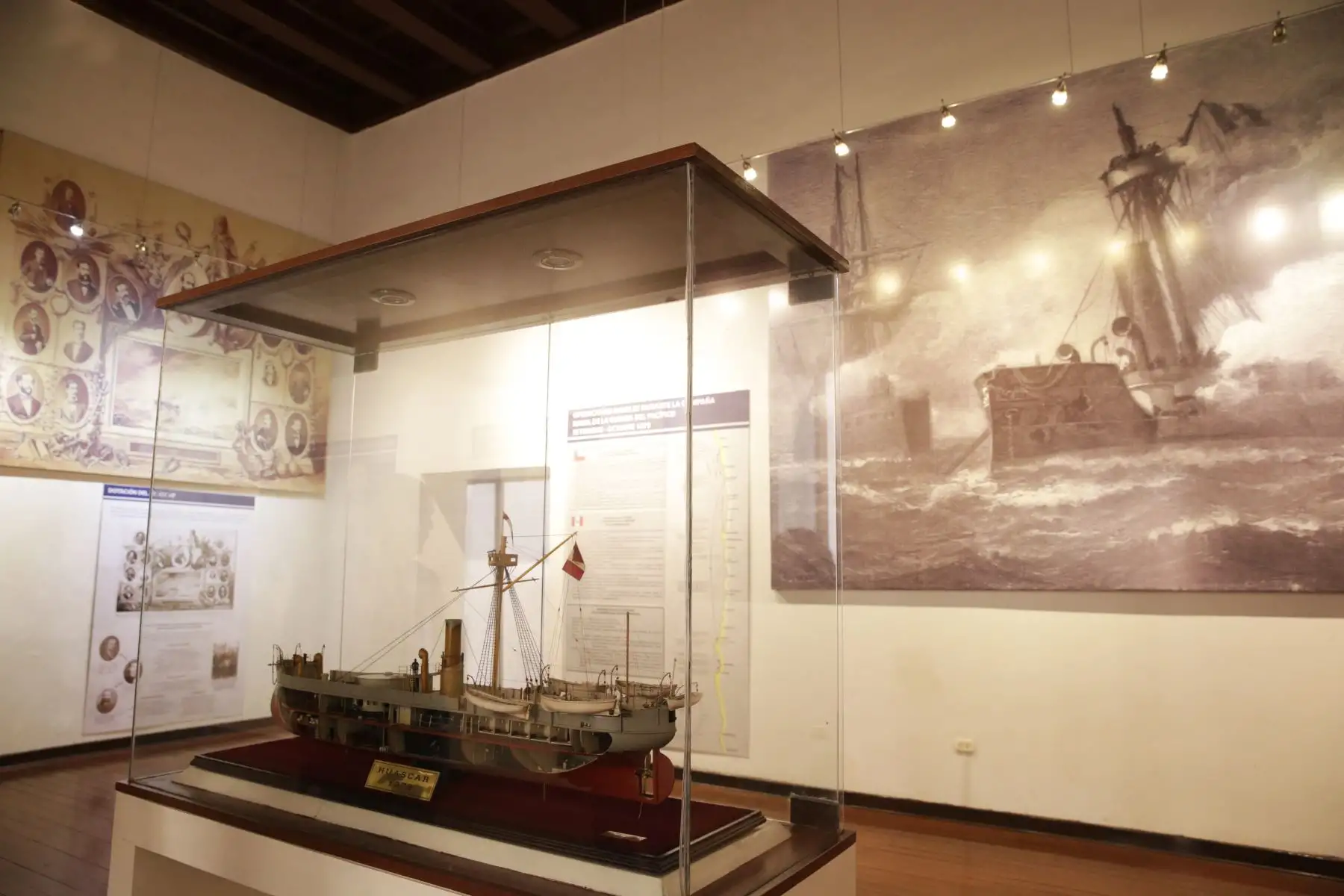 Museo Naval. Sala de exposiciones temporales donde se muestra el combate de Angamos. En primer plano se exhibe la maqueta del Monitor Huáscar. Como novedad se presenta la historia de la medalla que confeccionó el artista Feliz Bragagnini en 1879 para que la Municipalidad de Arequipa se la entregue a Miguel Grau por sus éxitos en la campaña naval. Foto: ANDINA/Melina Mejía Museo Naval. Sala de exposiciones temporales donde se muestra el combate de Angamos. En primer plano se exhibe la maqueta del Monitor Huáscar. Como novedad se presenta la historia de la medalla que confeccionó el artista Feliz Bragagnini en 1879 para que la Municipalidad de Arequipa se la entregue a Miguel Grau por sus éxitos en la campaña naval. Foto: ANDINA/Melina Mejía