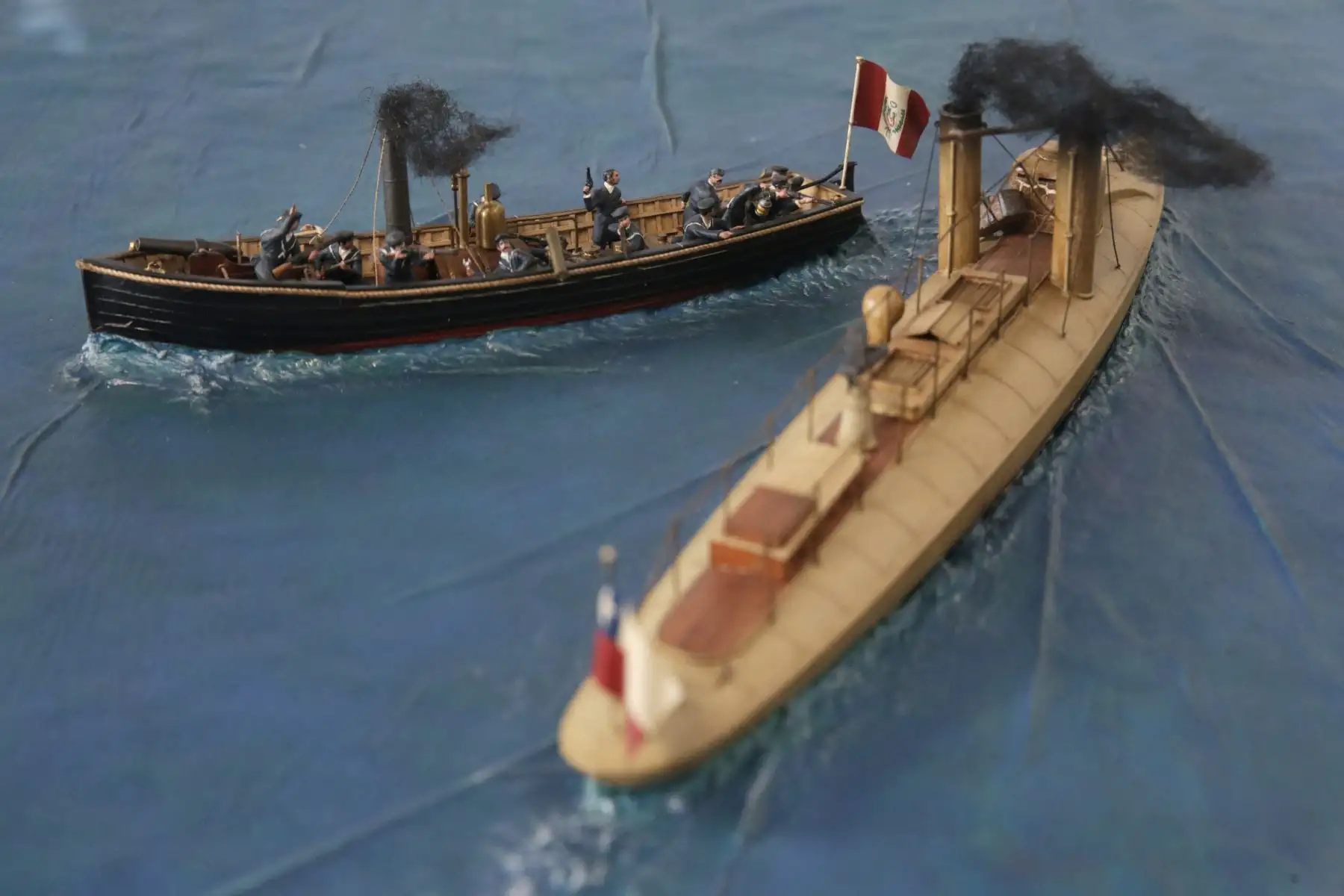 Museo Naval. Maqueta del combate naval del 25 de mayo de 18&0 donde el teniente José Gálvez Moreno al mando de la cañonera “Independencia” se enfrentó a la torpedera blindada “Janequeo”. Gálvez logró hundir a la torpedera enemiga haciendo explotar el torpedo fijo (una especie de mina primitiva) que lanzó sobre el buque enemigo e hizo explotar disparándole con su carabina. Foto: ANDINA/Melina Mejía Museo Naval. Maqueta del combate naval del 25 de mayo de 18&0 donde el teniente José Gálvez Moreno al mando de la cañonera “Independencia” se enfrentó a la torpedera blindada “Janequeo”. Gálvez logró hundir a la torpedera enemiga haciendo explotar el torpedo fijo (una especie de mina primitiva) que lanzó sobre el buque enemigo e hizo explotar disparándole con su carabina. Foto: ANDINA/Melina Mejía