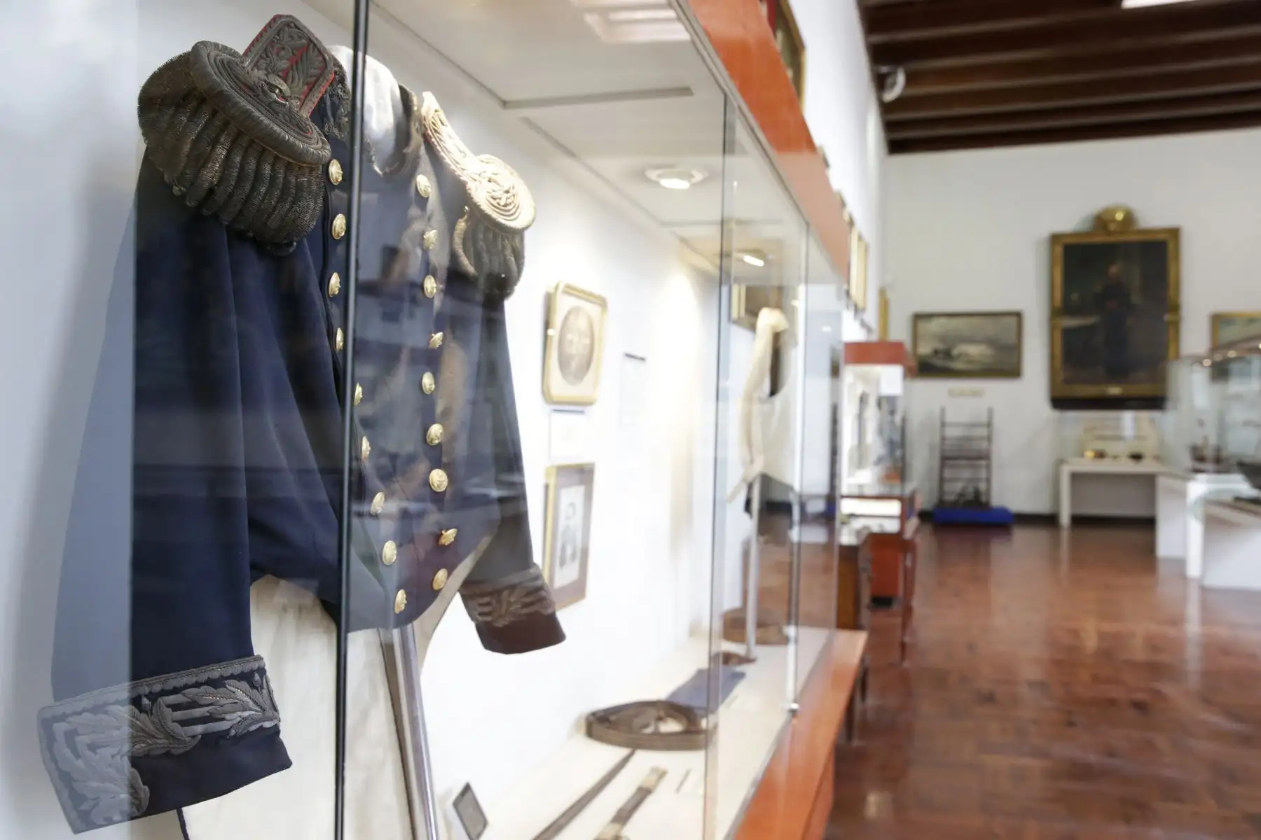 Museo Naval. En la sala “República 1866-1899” se muestra la escuadra peruana en la guerra con Chile de 1879 y otros sucesos de ese tiempo. En primer plano el uniforme del almirante Aurelio Garcia y Garcia, al fondo el cuadro de Miguel Grau pintado por Ramón Muñiz en 1879. Foto: ANDINA/Melina Mejía Museo Naval. En la sala “República 1866-1899” se muestra la escuadra peruana en la guerra con Chile de 1879 y otros sucesos de ese tiempo. En primer plano el uniforme del almirante Aurelio Garcia y Garcia, al fondo el cuadro de Miguel Grau pintado por Ramón Muñiz en 1879. Foto: ANDINA/Melina Mejía