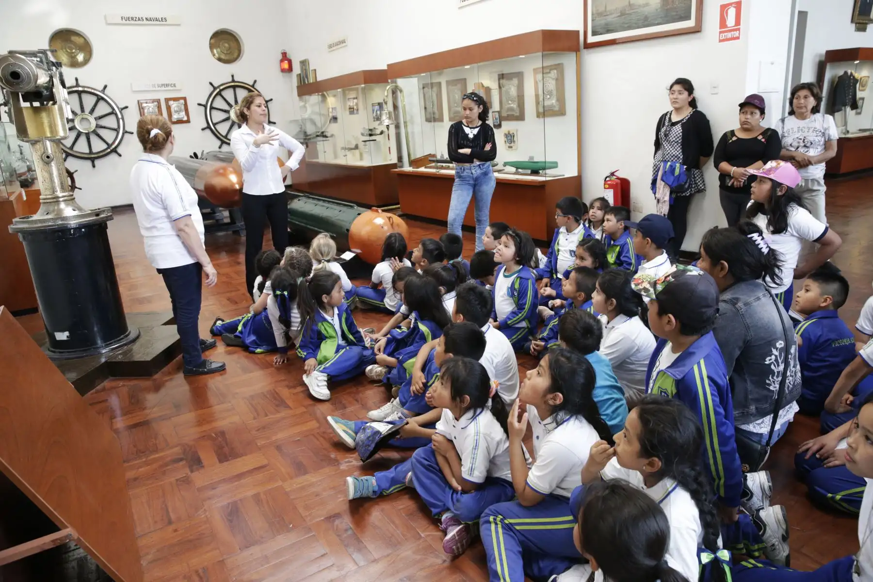 Museo Naval. Grupo de escolares en la sala “la Armada en el siglo XX” recibiendo instrucción sobre los buques de la Armada que han llevado el nombre almirante Miguel Grau  Foto: ANDINA/Melina Mejía Museo Naval. Grupo de escolares en la sala “la Armada en el siglo XX” recibiendo instrucción sobre los buques de la Armada que han llevado el nombre almirante Miguel Grau  Foto: ANDINA/Melina Mejía