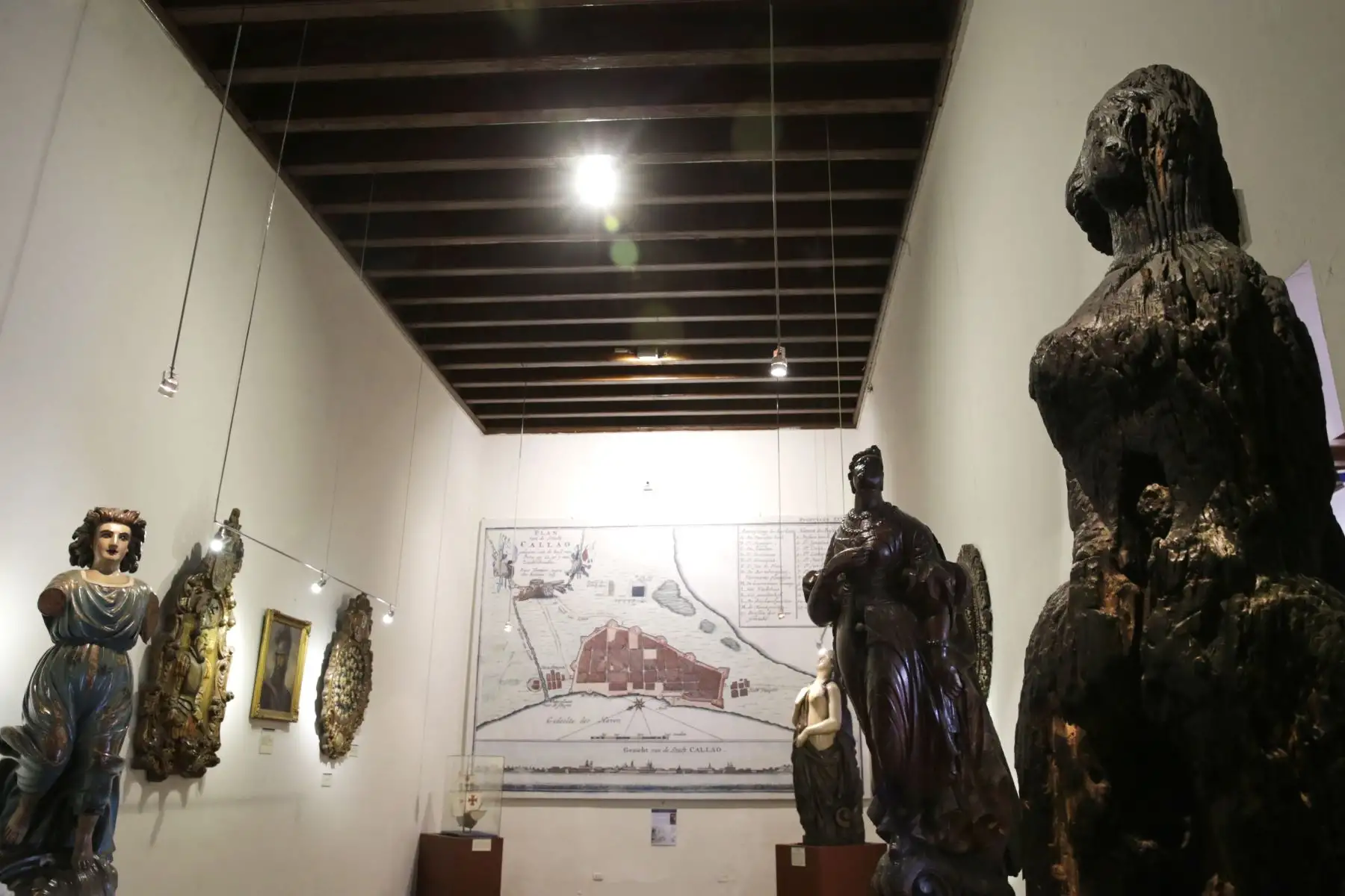 Museo Naval. La sala “Armada de la Mar del Sur, una Armada Peruana” muestra mascarones de proa de la época virreinal y explica el nexo de la Armada Peruana con esa época. Al fondo se ve un gran mapa del Callao en 1713 antes del maremoto de 1746 que destruyó toda la ciudad. Foto: ANDINA/Melina Mejía Museo Naval. La sala “Armada de la Mar del Sur, una Armada Peruana” muestra mascarones de proa de la época virreinal y explica el nexo de la Armada Peruana con esa época. Al fondo se ve un gran mapa del Callao en 1713 antes del maremoto de 1746 que destruyó toda la ciudad. Foto: ANDINA/Melina Mejía