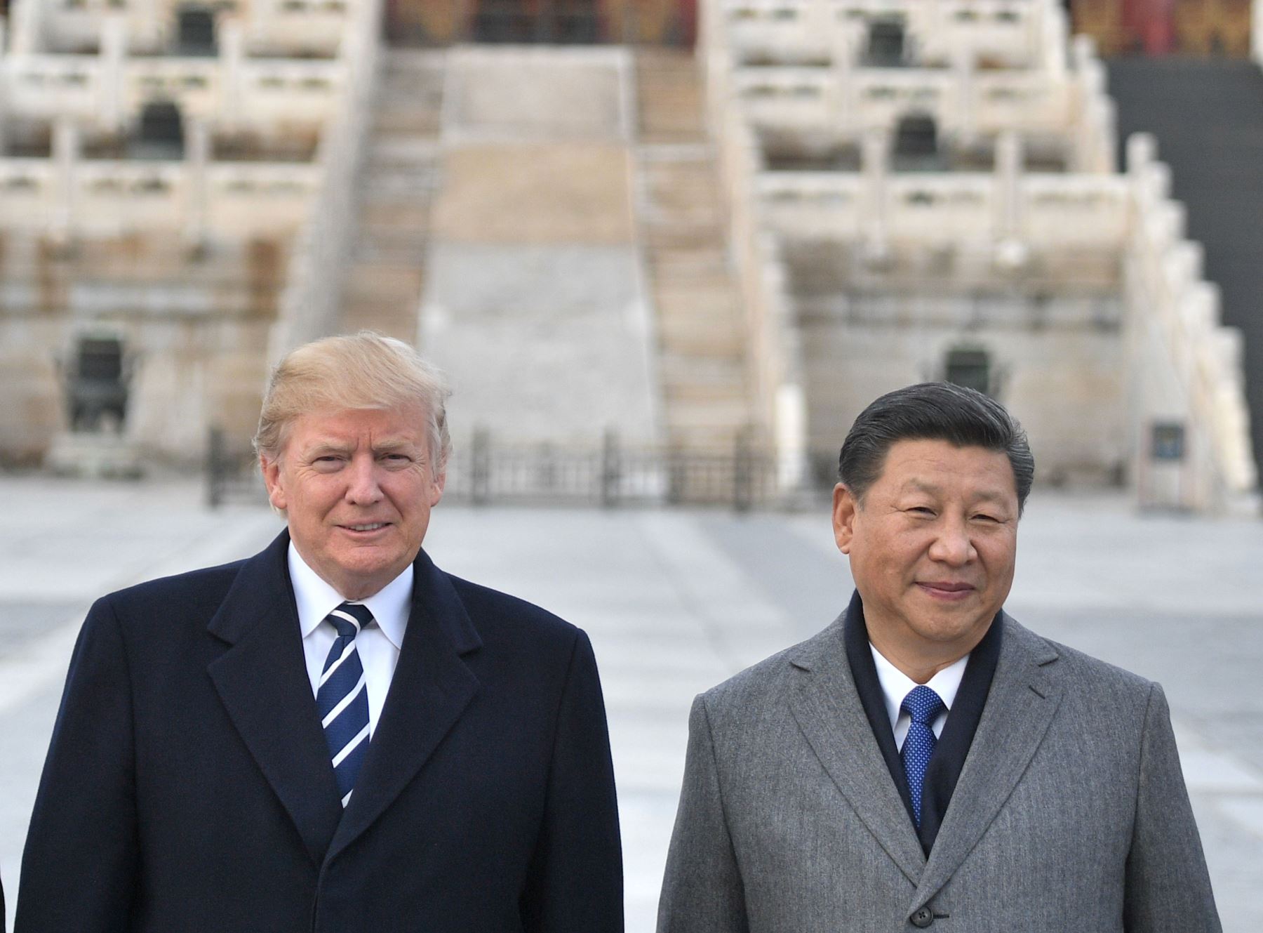 Foto de archivo. Donald Trump y el presidente chino Xi Jinping posan en la Ciudad Prohibida de Beijing. Foto: AFP