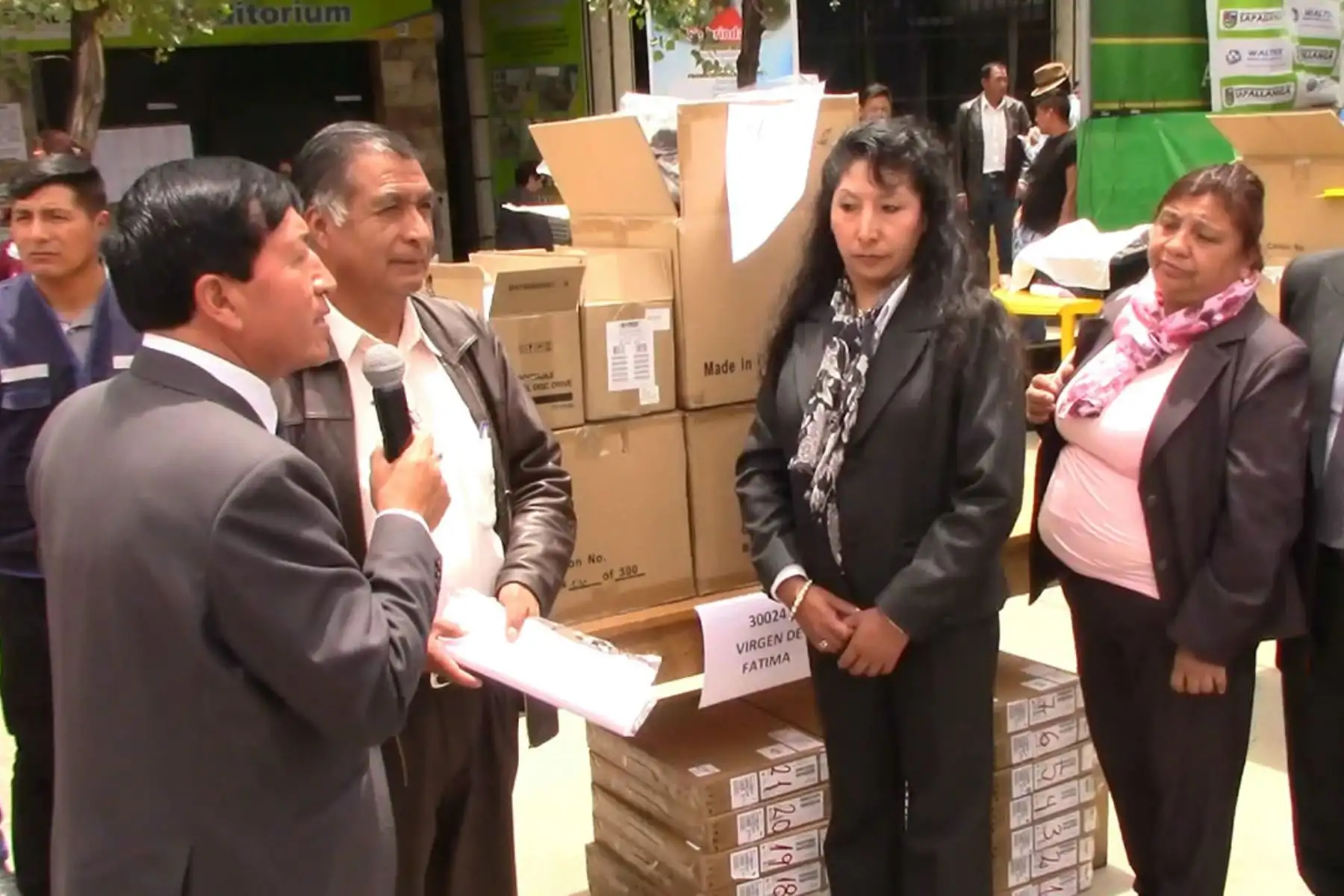Entregan laptops y proyectores multimedia a colegio de Huancayo.