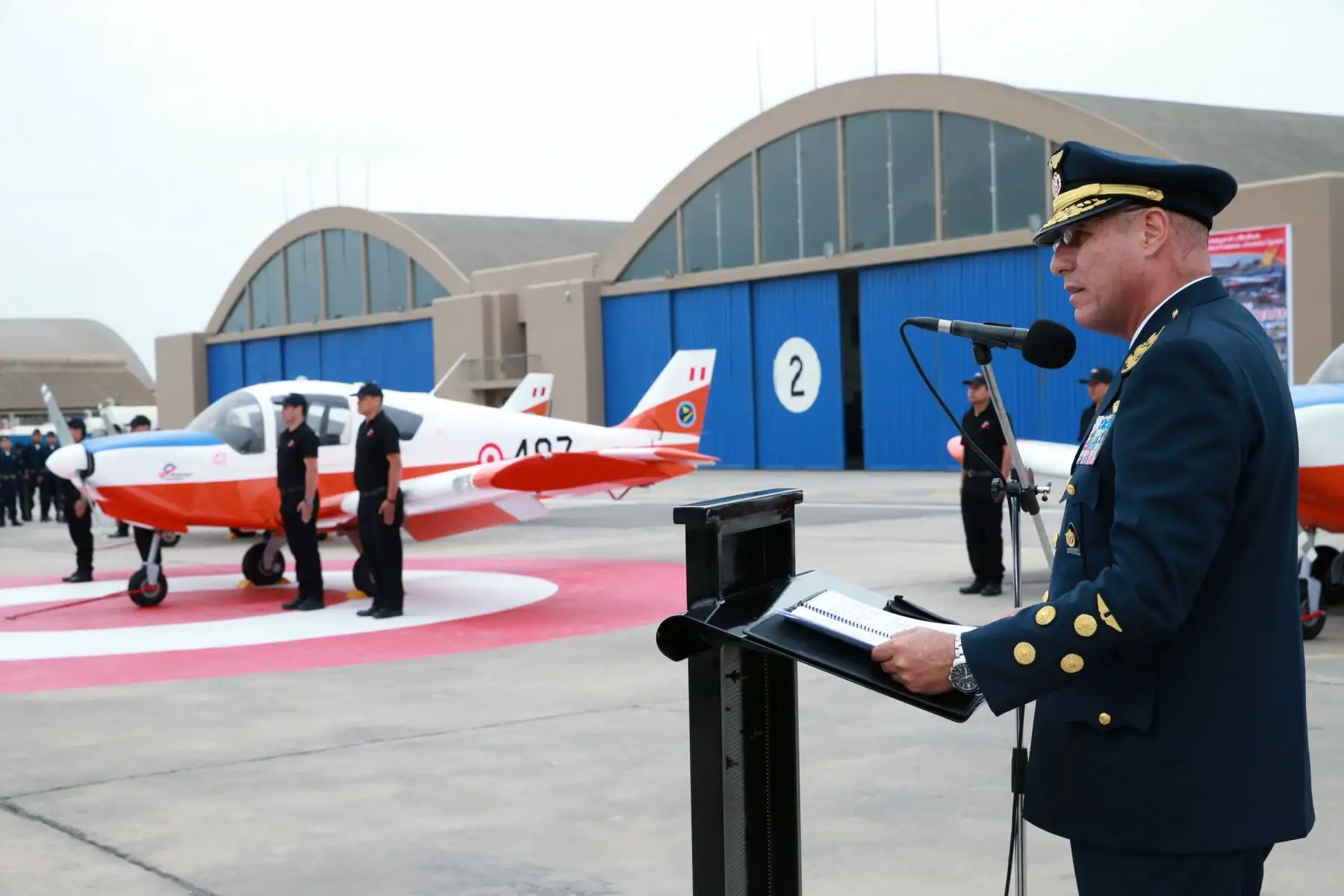El Comandante General de la Fuerza Aérea del Perú, General del Aire Rodolfo García Esquerre, entrega al Comando de Operaciones los primeros tres aviones Alarus CH-2000 (de procedencia canadiense) .Foto: ANDINA/Norman Córdova