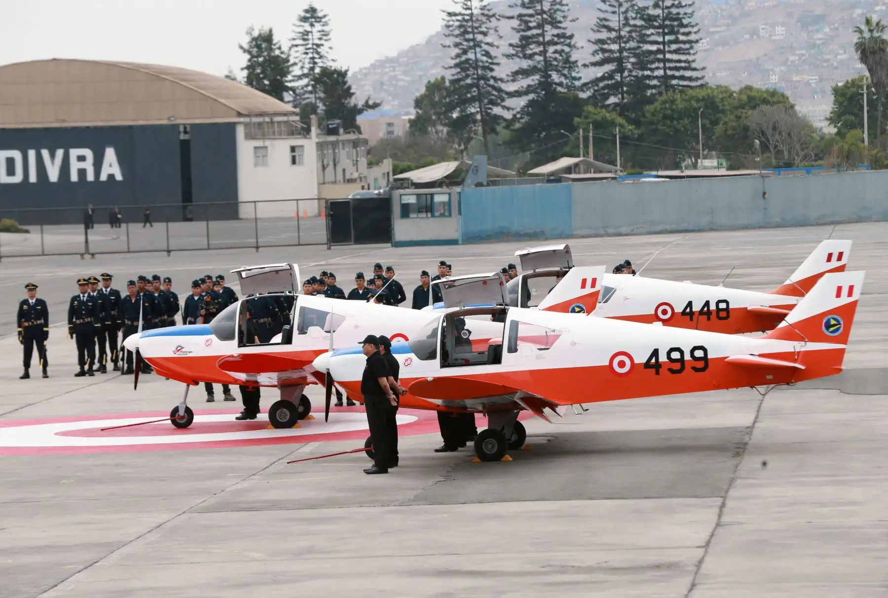 El Comandante General de la Fuerza Aérea del Perú, General del Aire Rodolfo García Esquerre, entrega al Comando de Operaciones los primeros tres aviones Alarus CH-2000 (de procedencia canadiense) .Foto: ANDINA/Norman Córdova