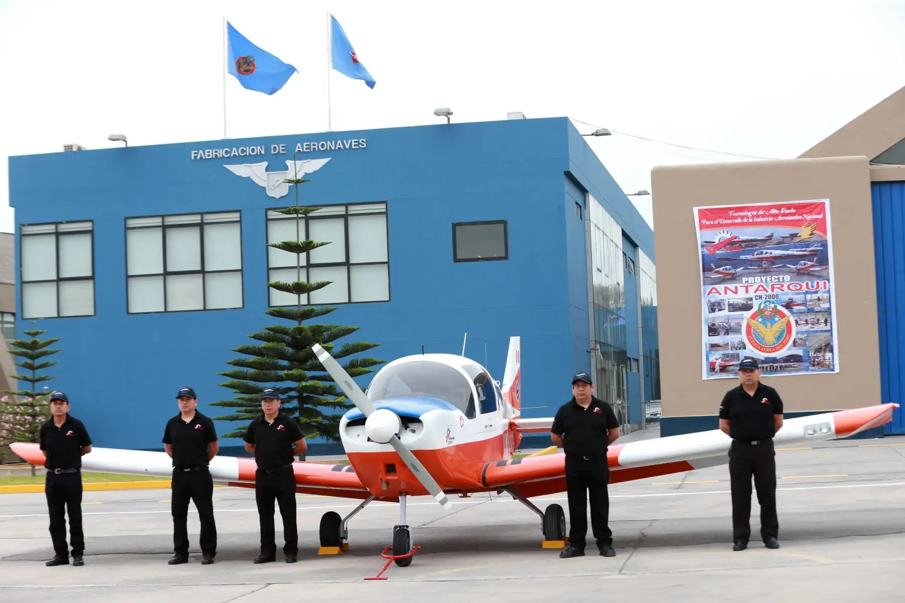 El Comandante General de la Fuerza Aérea del Perú, General del Aire Rodolfo García Esquerre, entrega al Comando de Operaciones los primeros tres aviones Alarus CH-2000 (de procedencia canadiense) .Foto: ANDINA/Norman Córdova