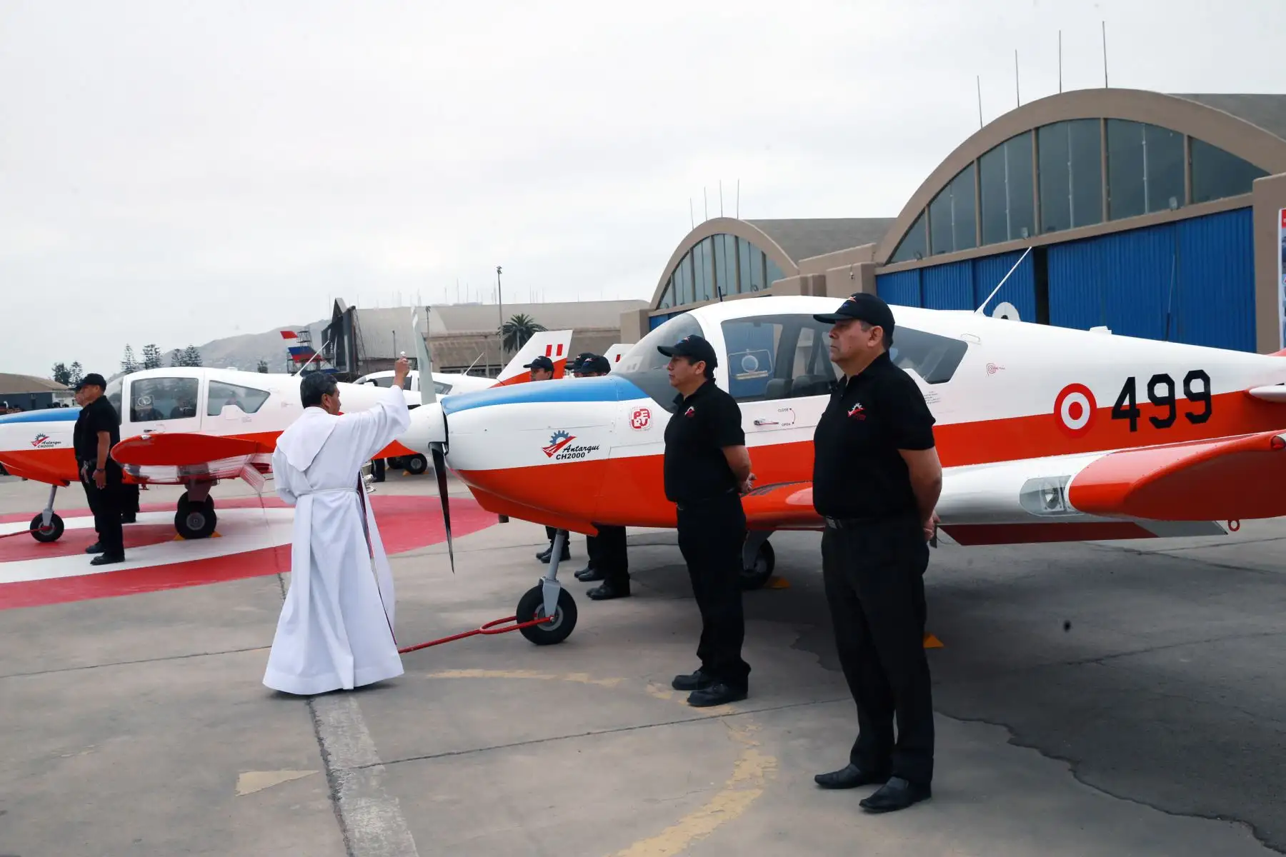 El Comandante General de la Fuerza Aérea del Perú, General del Aire Rodolfo García Esquerre, entrega al Comando de Operaciones los primeros tres aviones Alarus CH-2000 (de procedencia canadiense) .Foto: ANDINA/Norman Córdova
