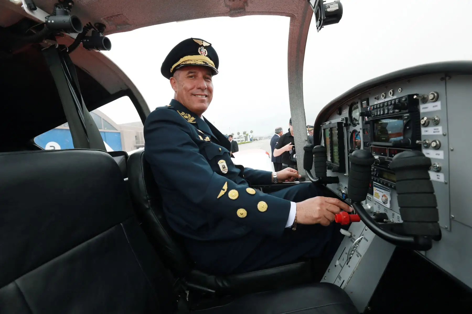 El Comandante General de la Fuerza Aérea del Perú, General del Aire Rodolfo García Esquerre, entrega al Comando de Operaciones los primeros tres aviones Alarus CH-2000 (de procedencia canadiense) .Foto: ANDINA/Norman Córdova
