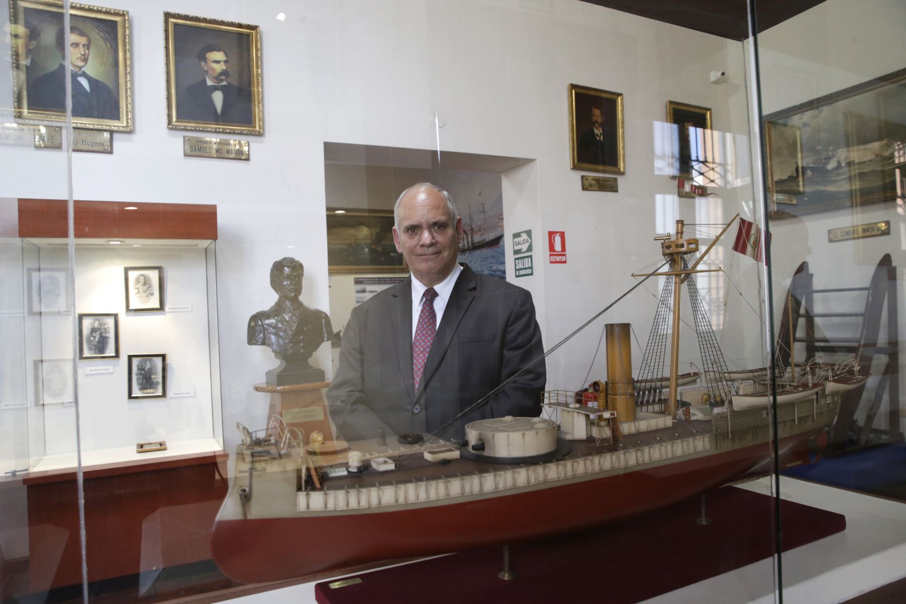 Desde hace dos años, el contralmirante en retiro Francisco Yábar Acuña es director del Museo Naval, y por el aniversario del lugar creó guión museográfico didáctico y moderno. ANDINA/Melina Mejía