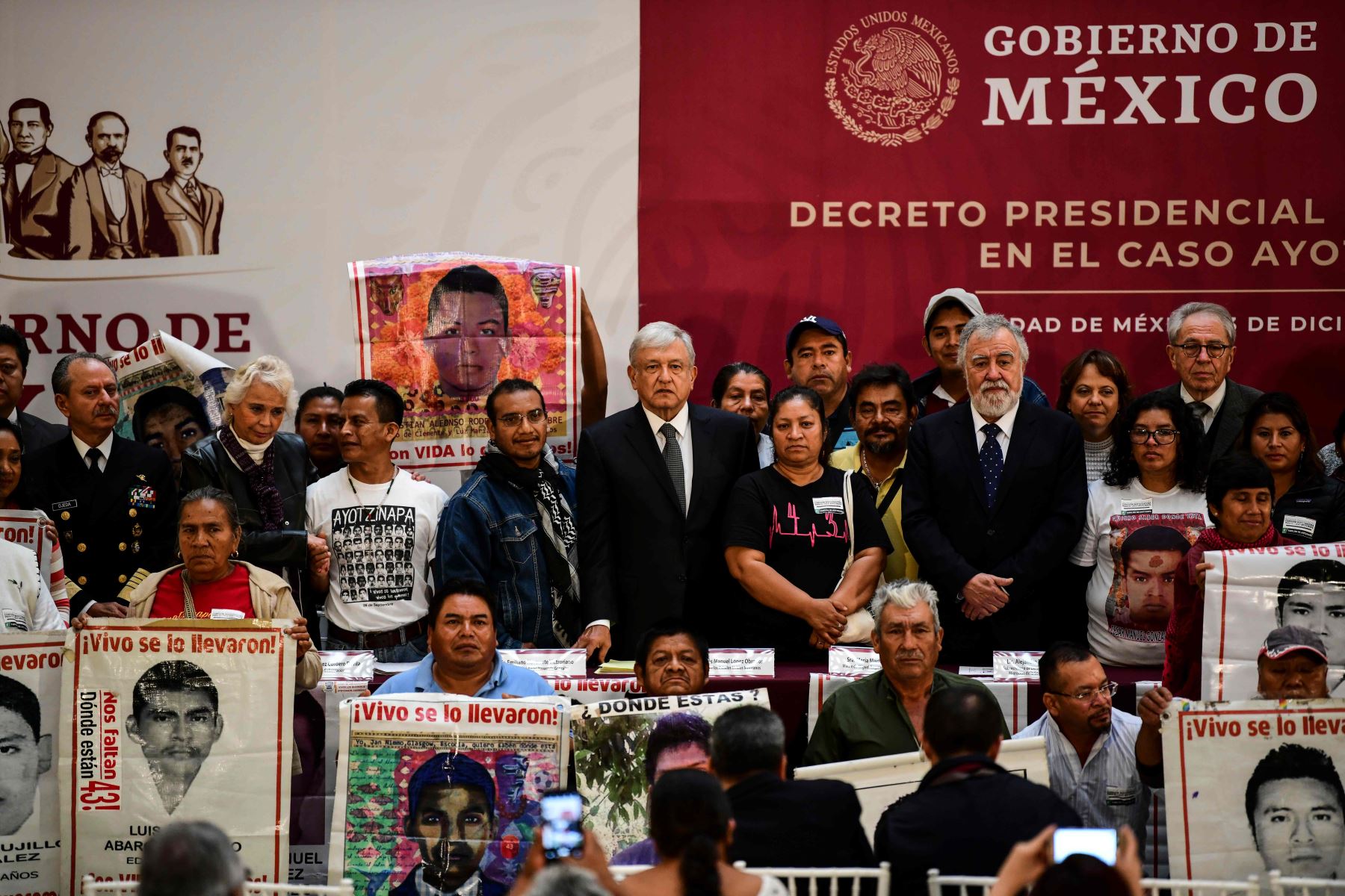 El presidente de México, Andrés Manuel López Obrador, muestra el decreto firmado para investigar el caso de 43 estudiantes desaparecidos Foto: AFP