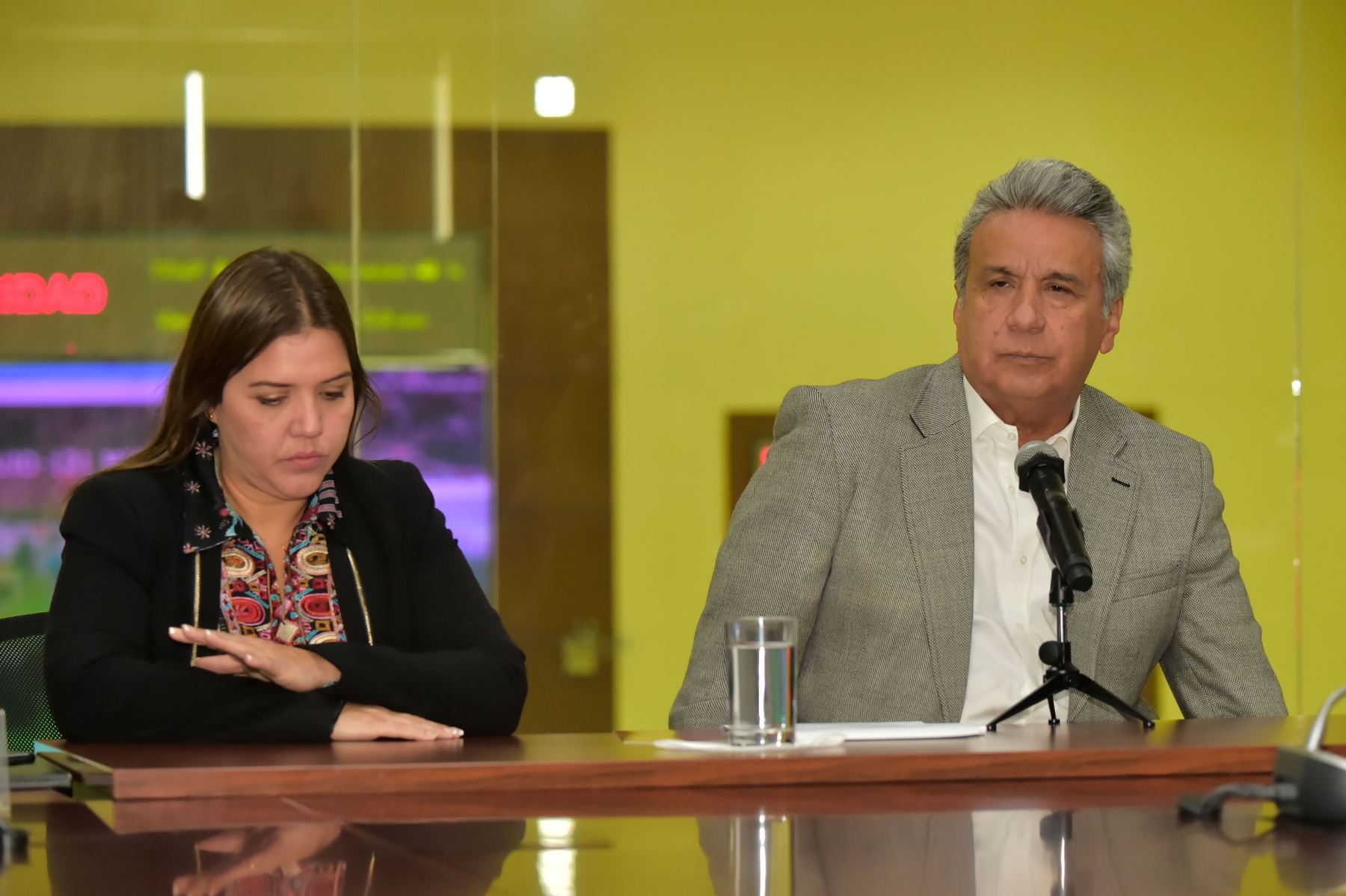 En imagen de archivo el presidente ecuatoriano, Lenín Moreno; y su vicepresidenta, Alejandra Vicuña. Foto: AFP.