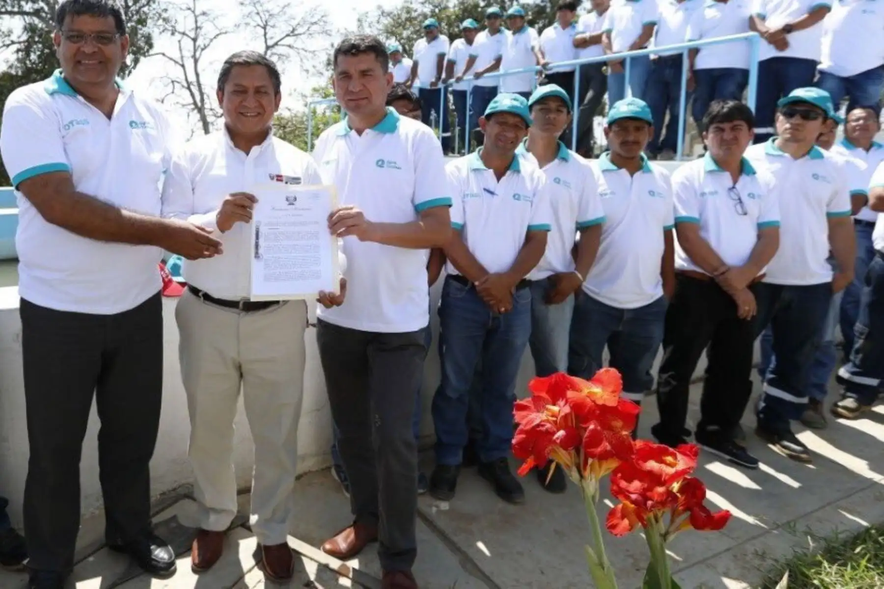 Durante ceremonia simbólica, el viceministro de Construcción y Saneamiento, Juan Tarazona, entregó al director ejecutivo del OTASS, Óscar Pastor, la resolución ministerial mediante la cual se encarga la prestación de estos servicios básicos al organismo especializado.
