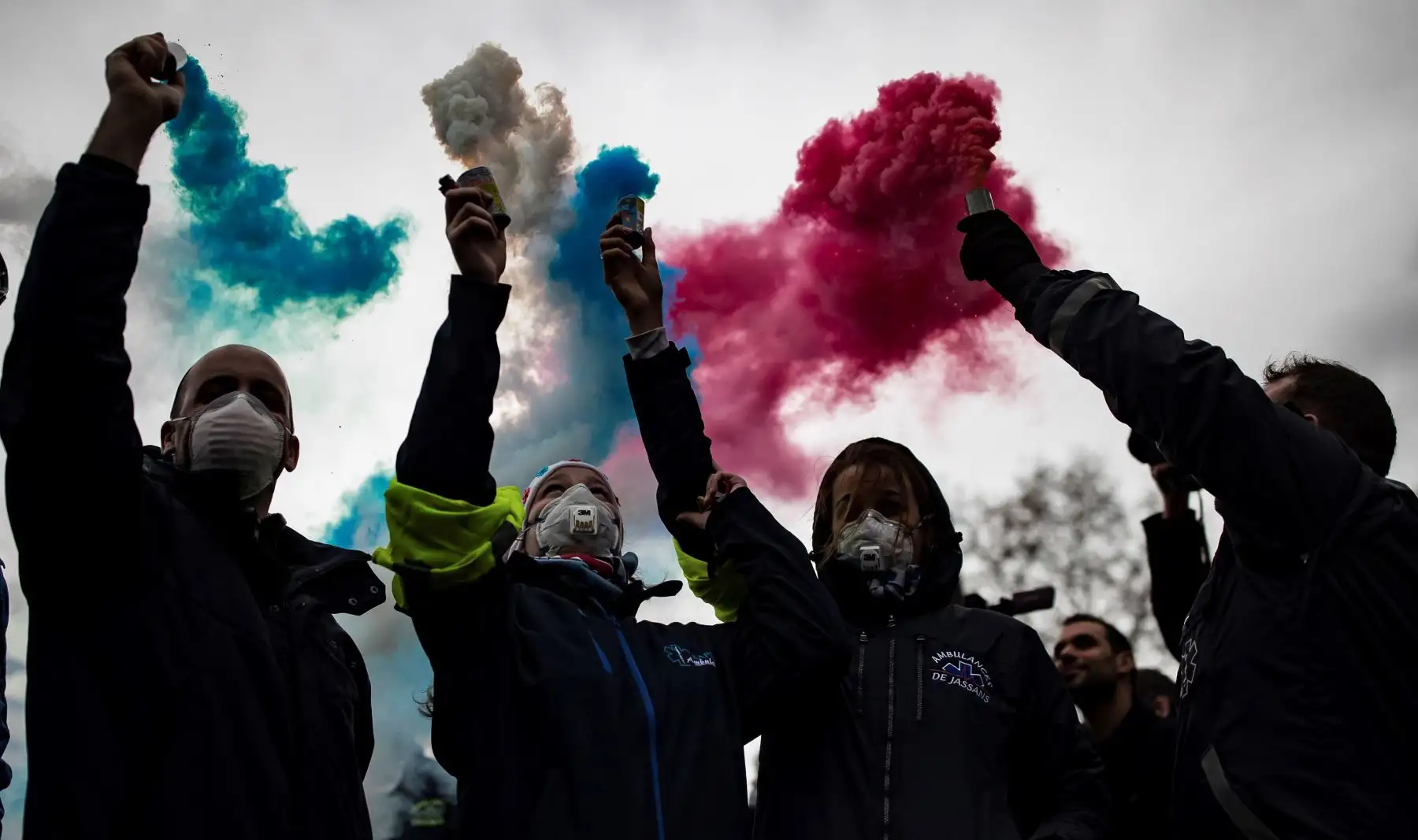 Conductores de ambulancias participan en una protesta ante la Asamblea Nacional, en ParÌs, Francia. Los manifestantes bloquearon el tráfico junto a la Asamblea Nacional para exigir la suspensión de una reforma del sistema de financiación de los transportes sanitarios. EFE