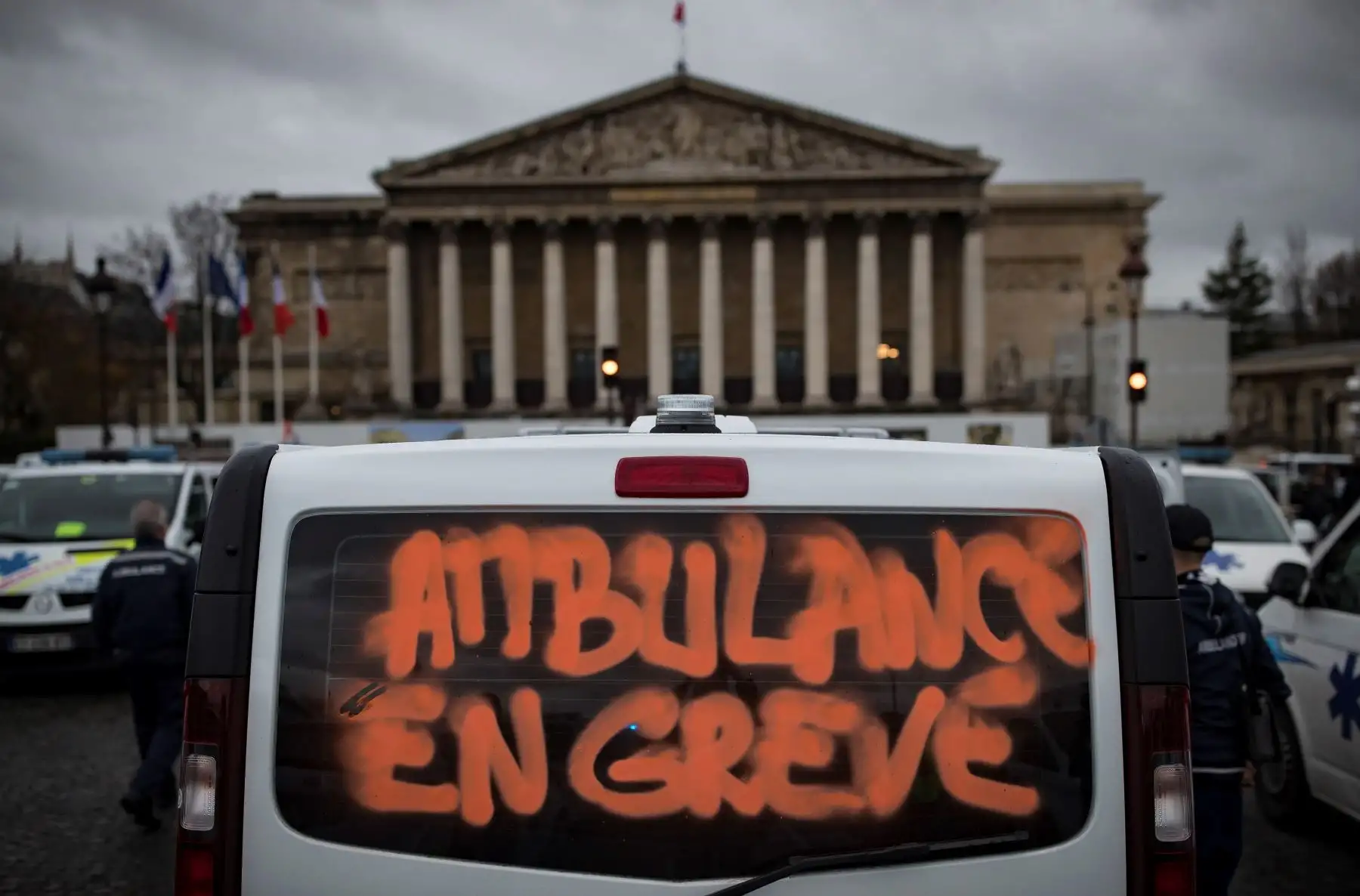 Ambulancias aparcadas en el puente de la de la Concorde durante la protesta a nivel Nacional de conductores de ambulancias, en ParÌs, Francia. Los manifestantes bloquearon el tráfico junto a la Asamblea Nacional para exigir la suspensión de una reforma del sistema de financiación de los transportes sanitarios. EFE