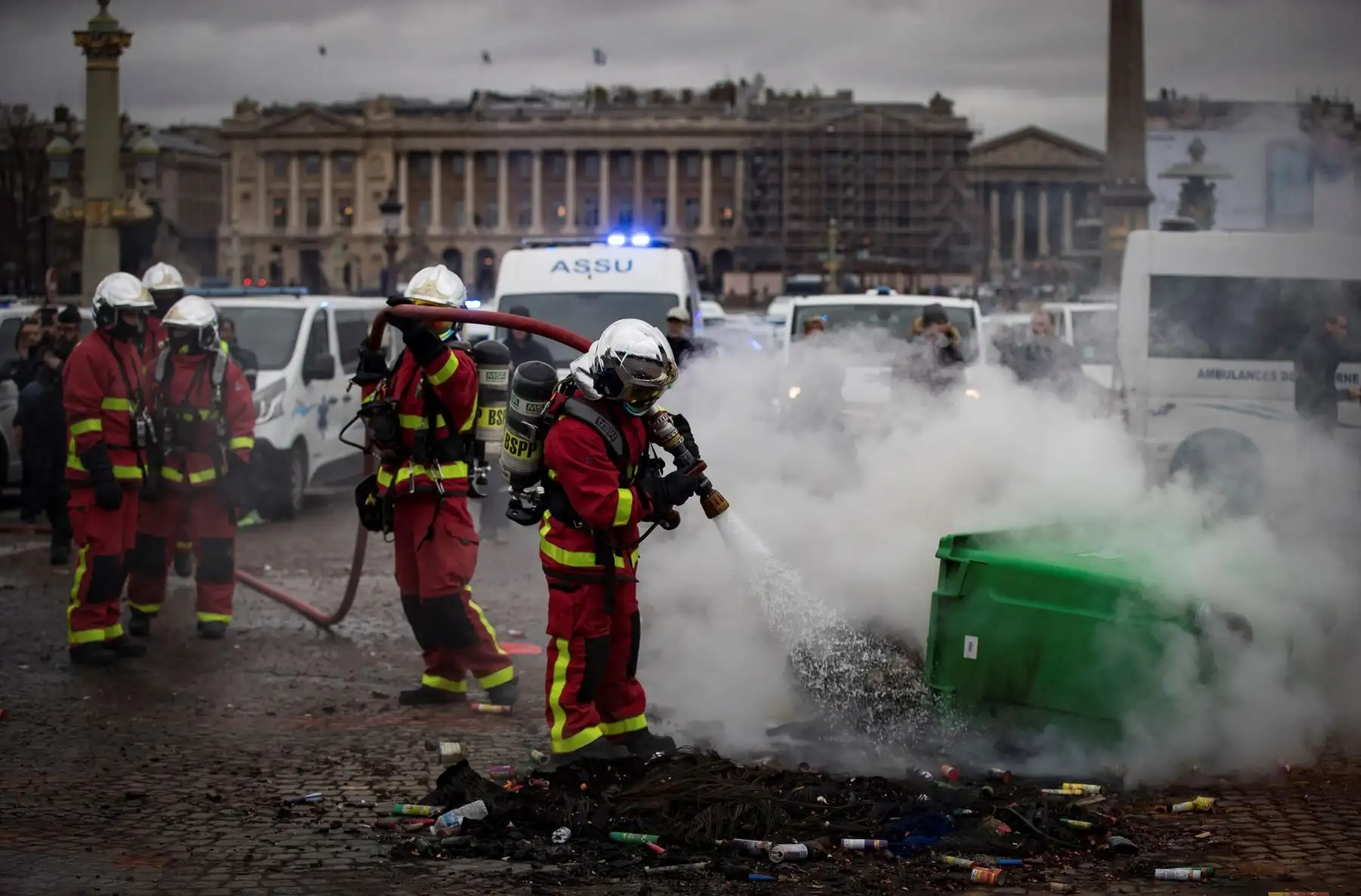 Bomberos apagan un fuego iniciado por conductores de ambulancias que participan en una protesta ante la Asamblea Nacional, en ParÌs, Francia. Los manifestantes bloquearon el tráfico junto a la Asamblea Nacional para exigir la suspensión de una reforma del sistema de financiación de los transportes sanitarios. EFE/