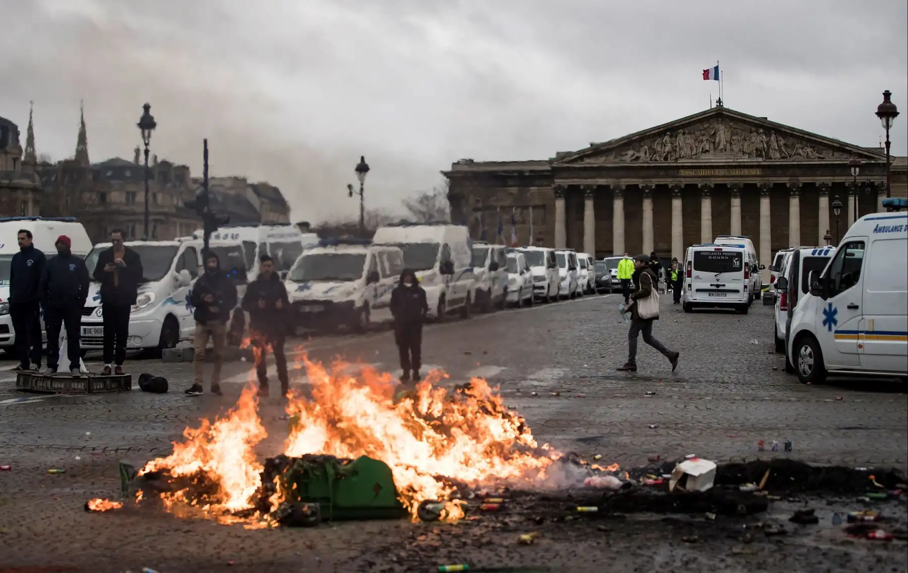 Conductores de ambulancias inician un fuego ante la Asamblea Nacional, en ParÌs, Francia. Los manifestantes bloquearon el tráfico junto a la Asamblea Nacional para exigir la suspensión de una reforma del sistema de financiación de los transportes sanitarios. EFE