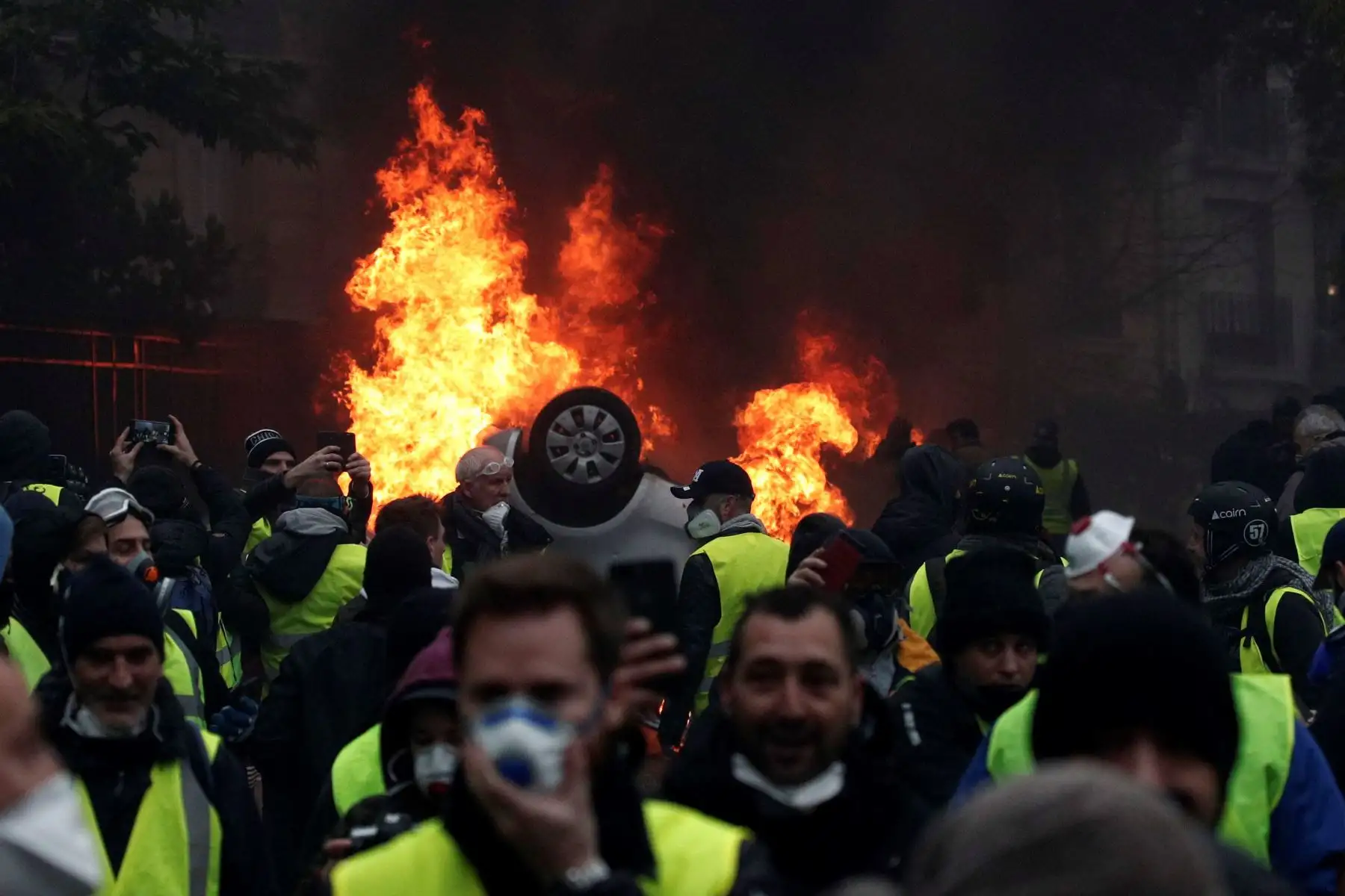 Manifestantes con chalecos amarillos se enfrentan a la policía cerca del Arco del Triunfo de ParÌs, Francia. Las empresas francesas de transporte de mercancía en carretera (TRM, por sus siglas en francés) denunciaron hoy, 3 de diciembre de 2018, pérdidas de 400 millones de euros debido a los bloqueos de camiones del movimiento de los "chalecos que amarillos" desde hace casi tres semanas. EFE
