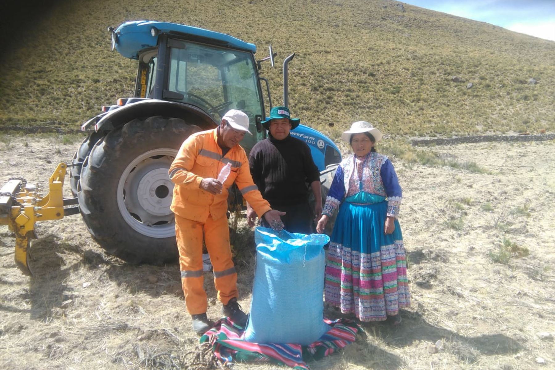Minagri entrega más de 76 toneladas de semillas de pastos en zonas altas de Arequipa.