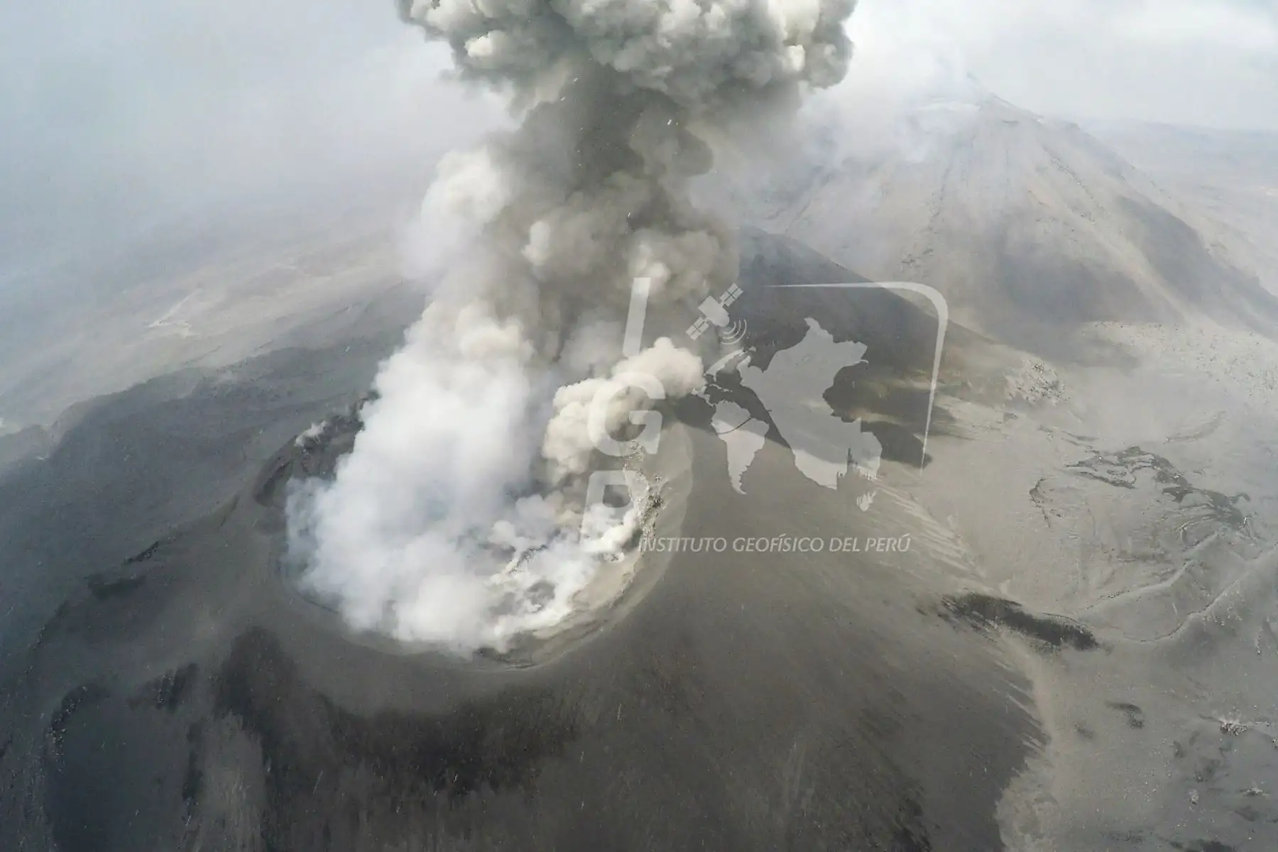 Impresionantes imágenes captadas por un dron en el momento en que el volcán Sabancaya, en Arequipa, expulsa columna de gases y partículas. Foto: IGP