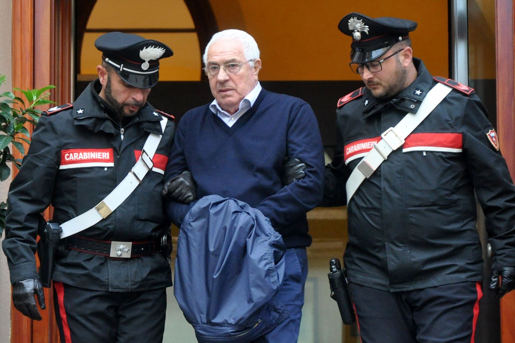 Settimo Mineo, joyero y nuevo jefe de la mafia siciliana, es escoltado por la policía. Foto: AFP.