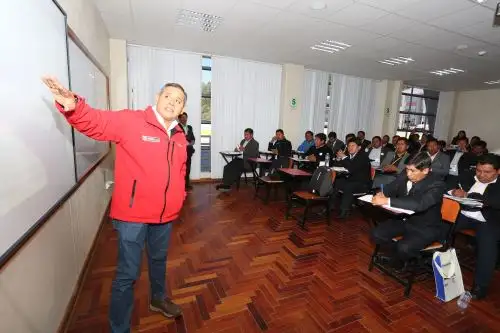 Ministro de Agricultura y Riego, Gustavo Mostajo, explica a alcaldes electos de Puno sobre el trabajo de su sector. ANDINA/Difusión