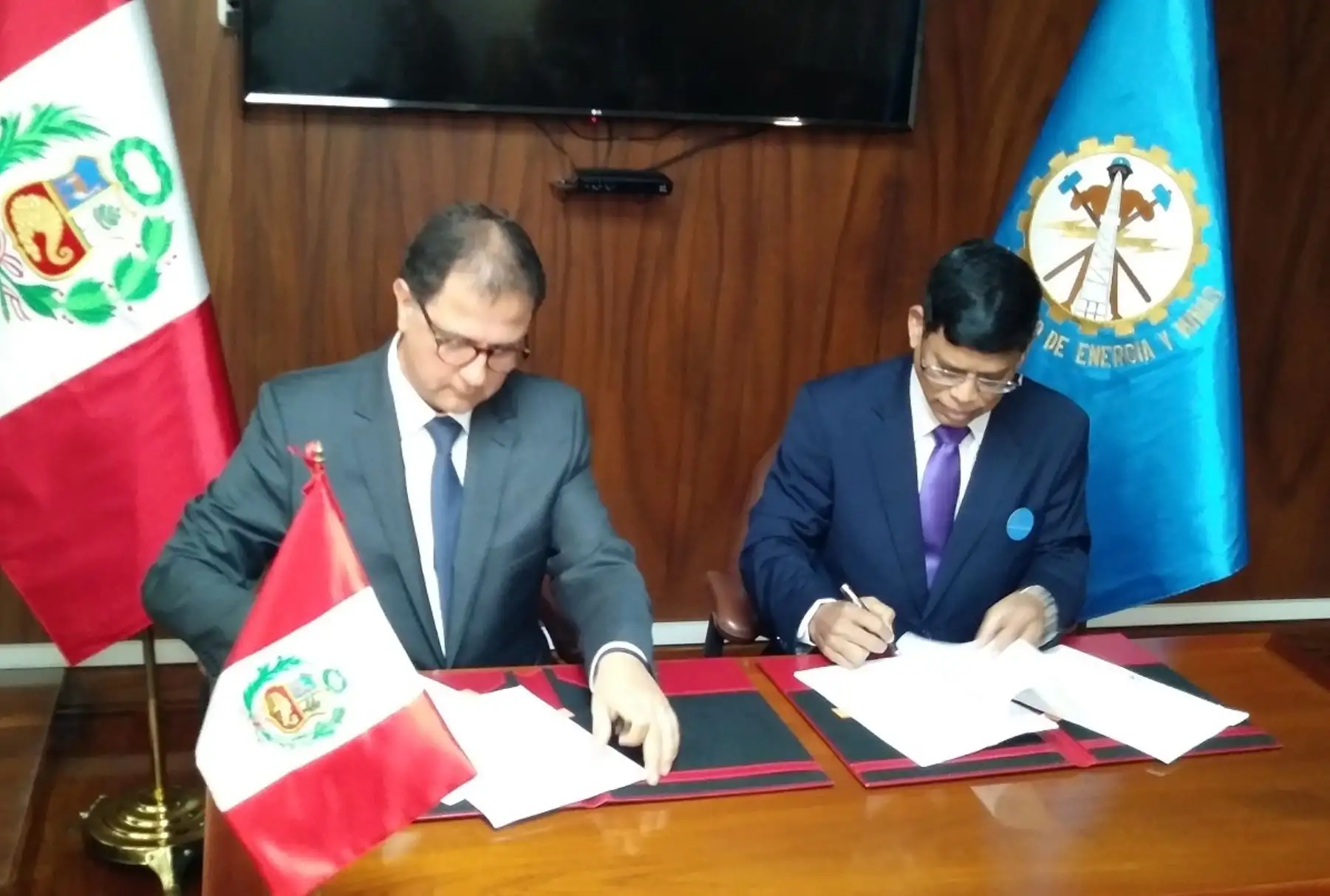El Ministerio de Energía y Minas y la Alianza Solar Internacional suscriben un acuerdo de cooperación ejecutiva. FOTO: ANDINA