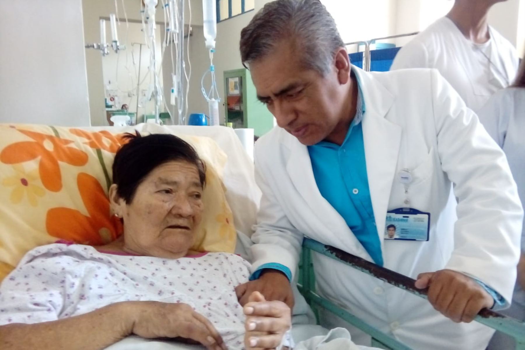 El jefe del Servicio de Geriatría del Hospital Almanzor Aguinaga de Lambayeque, Milton Carlos Gonzales Mechán, canta villancicos a sus pacientes.