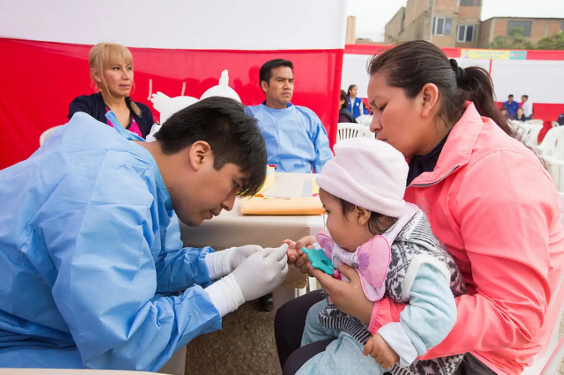 Más de 73,547 niñas y niños de 4 meses de todo el país recibieron oportunamente la suplementación con hierro en gotas en el 2018.