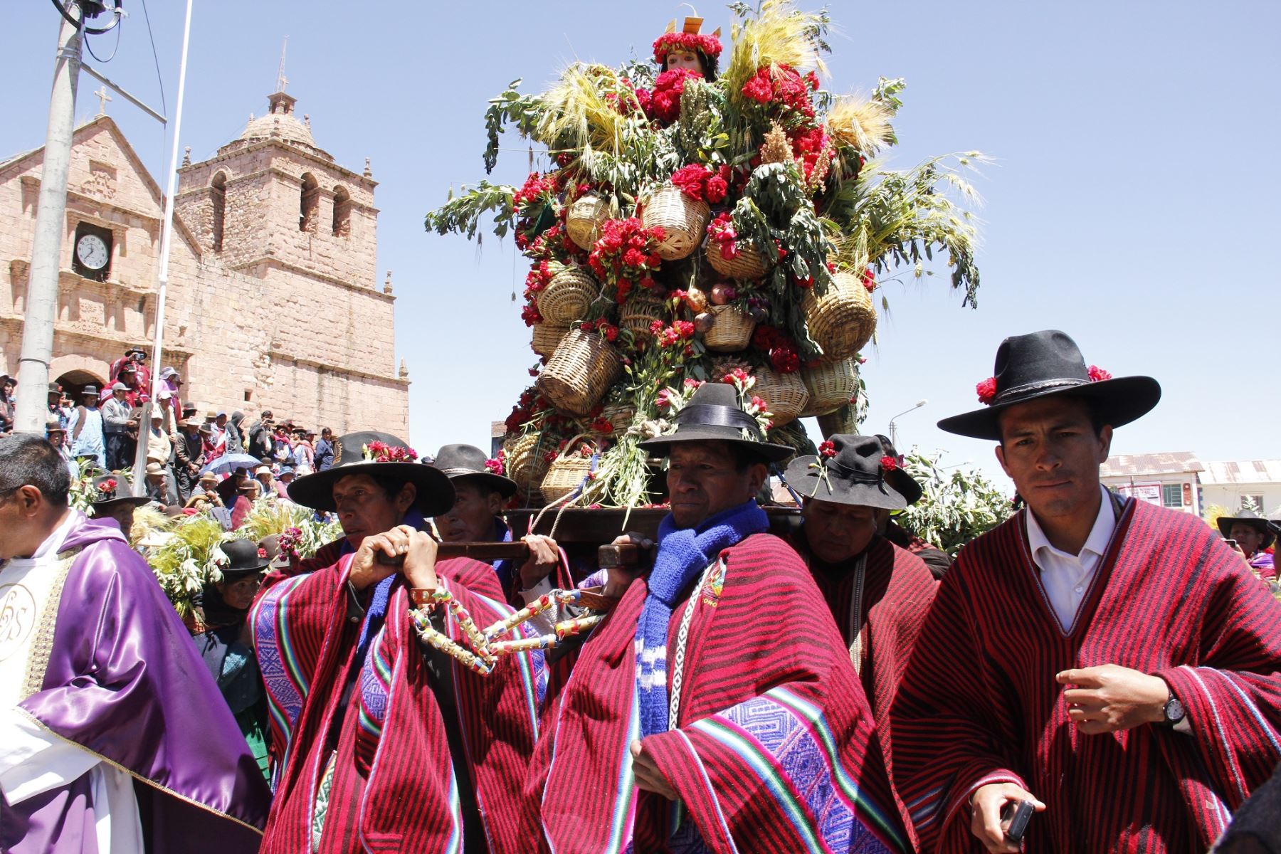 Con ritual ancestral celebran fiesta a la virgen Santa Bárbara en la provincia de Moho, en Puno. ANDINA