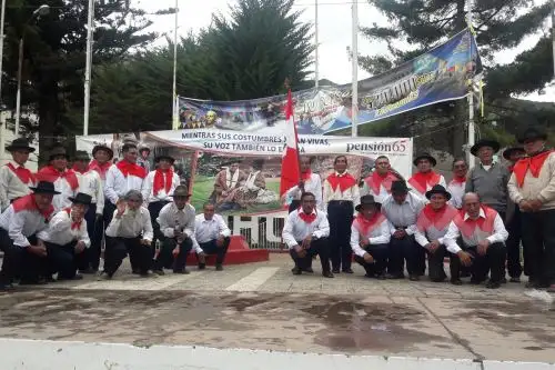 Usuarios de Pensión 65 de Pasco elaboran platos para combatir la anemia.