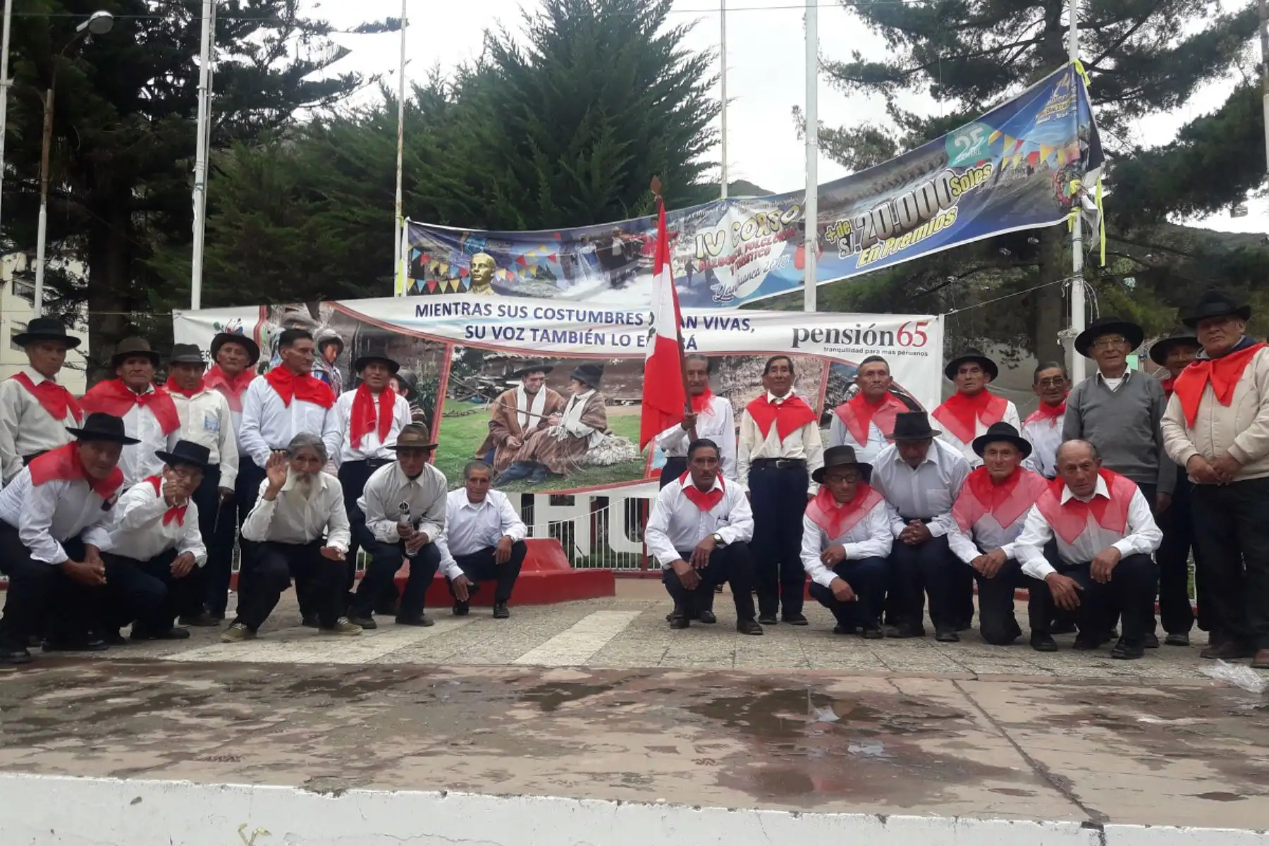 Usuarios de Pensión 65 de Pasco elaboran platos para combatir la anemia.