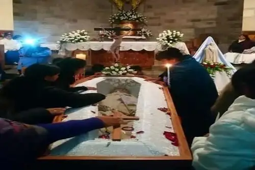 Decenas de fieles ancashinos dan último adiós al padre Ugo de Censi