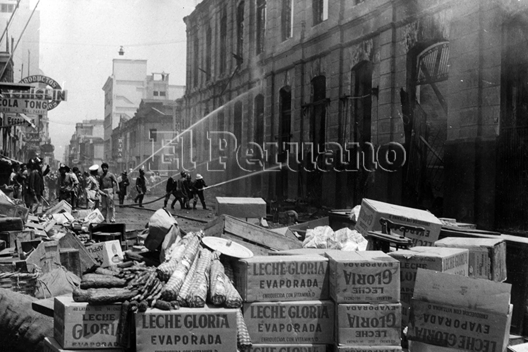 Lima - 29 febrero 1964 / Bomberos tratan de apagar el fuego en el  Mercado Central de Lima. Foto: Archivo Histórico de EL PERUANO