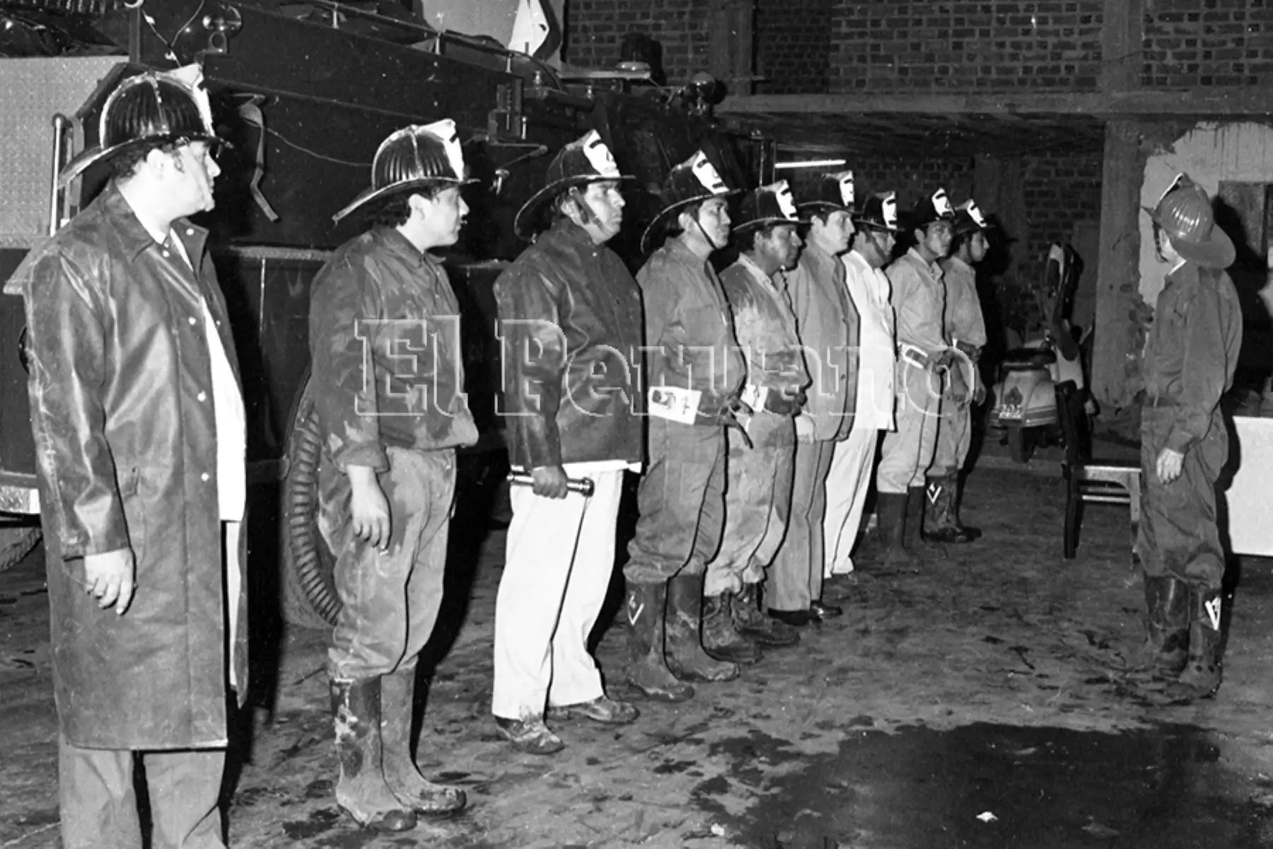 Lima - 1 enero 1975 / Diversas emergencias tuvieron que atender los bomberos durante las celebraciones del año nuevo en el cercado de Lima. Foto: Archivo Histórico de EL PERUANO