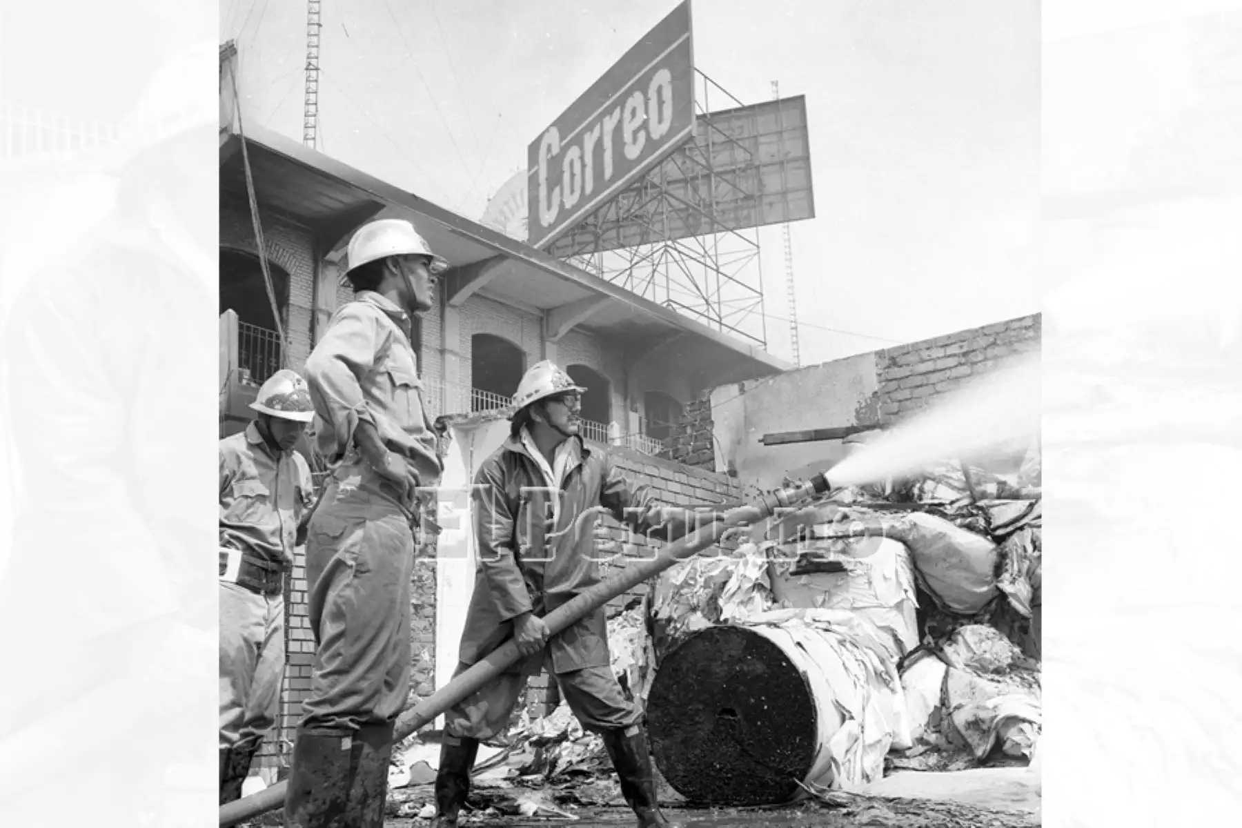 Lima - 5 febrero 1975 / Bomberos luchan contra el fuego que consume las instalaciones del diario Correo que fue atacado por las turbas durante el paro policial. Foto: Archivo Histórico de EL PERUANO / Humberto Romaní