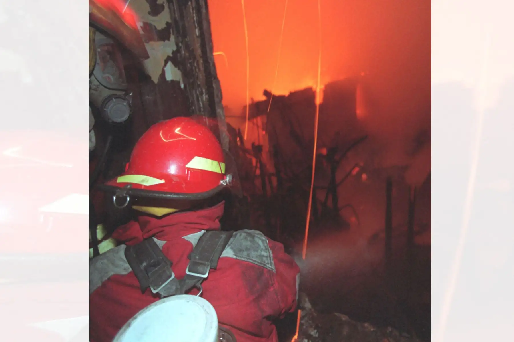 Bomberos tratan de apagar el fuego en el interior del Teatro Municipal de Lima luego de que un corto circuito propagara un incendio el 02 Agosto de 1998. Foto: AFP