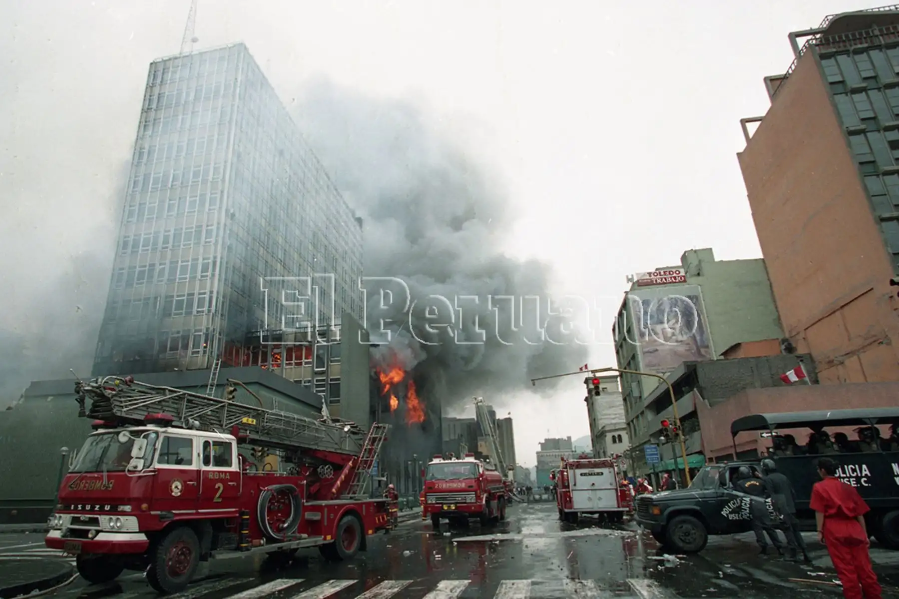 Lima - 28 julio 2000 / Bomberos intentan apagar el incendio en el  Banco de la Nación. Foto: Archivo Histórico de EL PERUANO / Christian Bernuy
