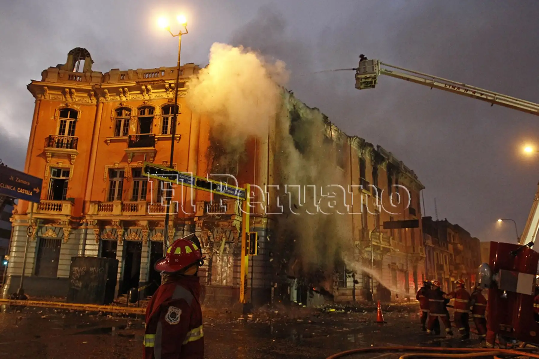 LIMA - 16 octubre 2014 / Pese al esfuerzo de los bomberos, un incendio destruyó uno de los emblemáticos edificios de la Plaza Dos de Mayo.  Diario Oficial EL PERUANO / Juan Carlos Guzmán