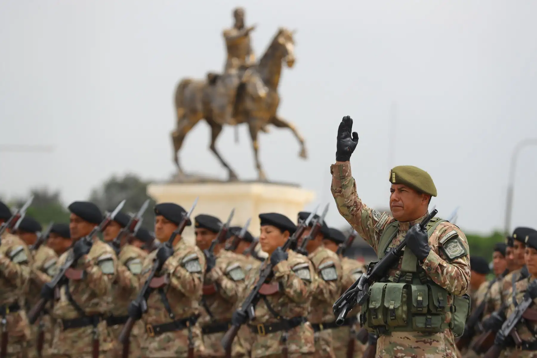 El presidente de la República, Martín Vizcarra, participa en la ceremonia central por el día del Ejército del Perú y el 194° aniversario de la batalla de Ayacucho.Foto: ANDINA/Andrés Valle/Prensa Presidencia