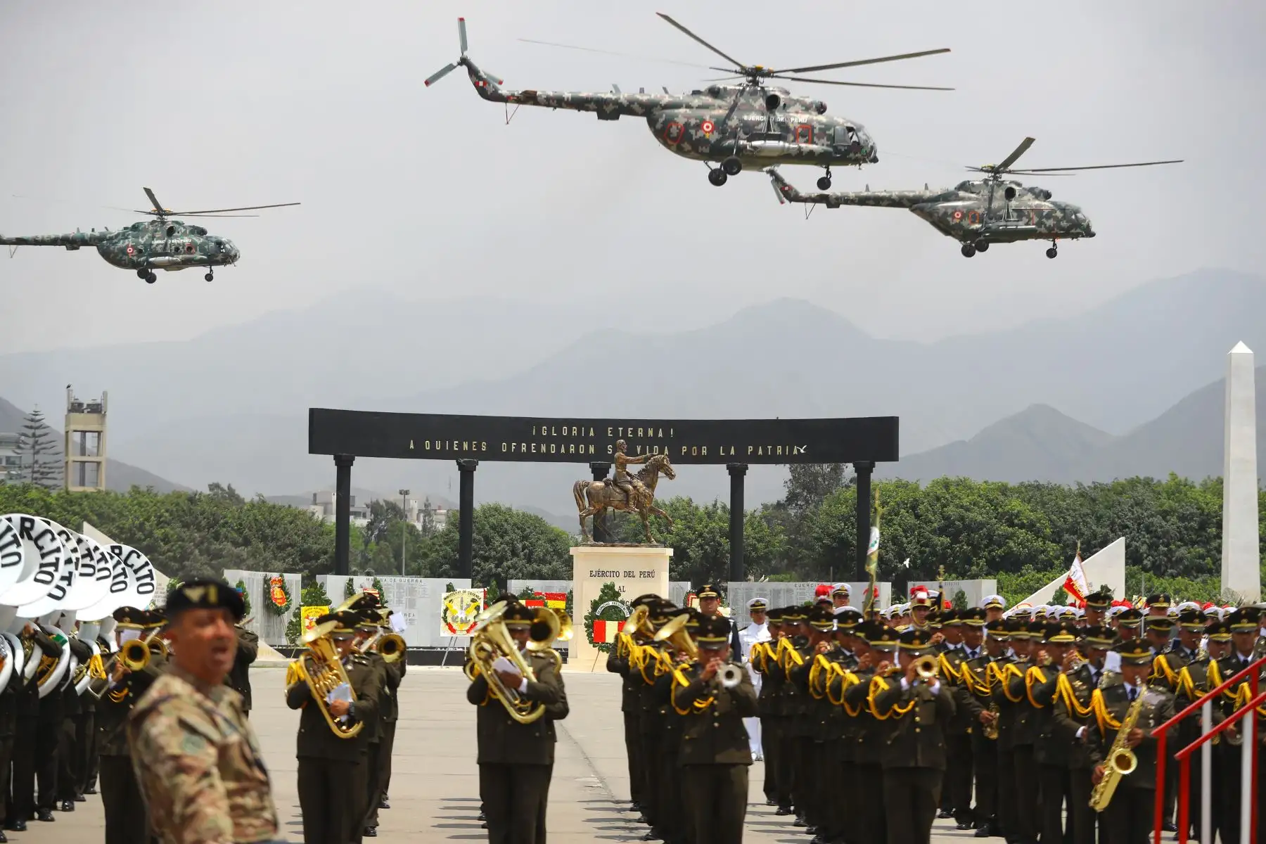 El presidente de la República, Martín Vizcarra, participa en la ceremonia central por el día del Ejército del Perú y el 194° aniversario de la batalla de Ayacucho.Foto: ANDINA/Andrés Valle/Prensa Presidencia