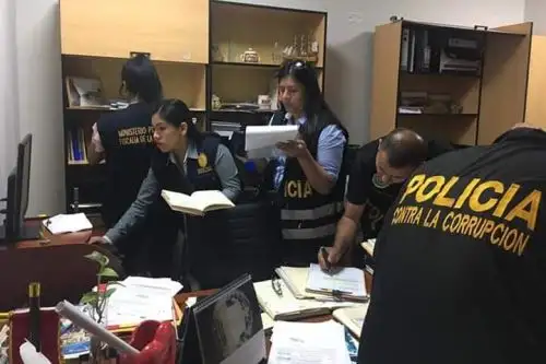Allanan vivienda de alcalde de Huaura, Jorge Barba, quien es investigado por presunta defraudación. Foto: Impacto Noticias Huacho/Facebook