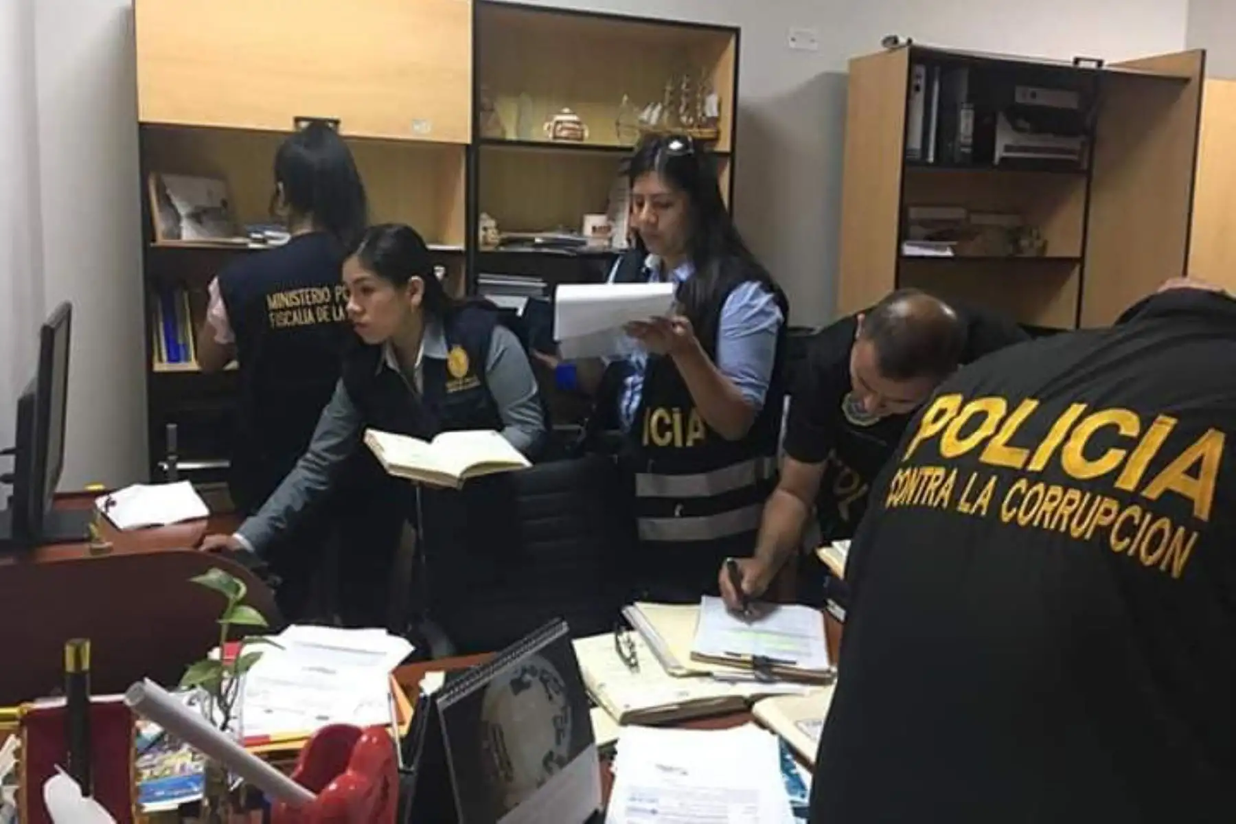 Allanan vivienda de alcalde de Huaura, Jorge Barba, quien es investigado por presunta defraudación. Foto: Impacto Noticias Huacho/Facebook