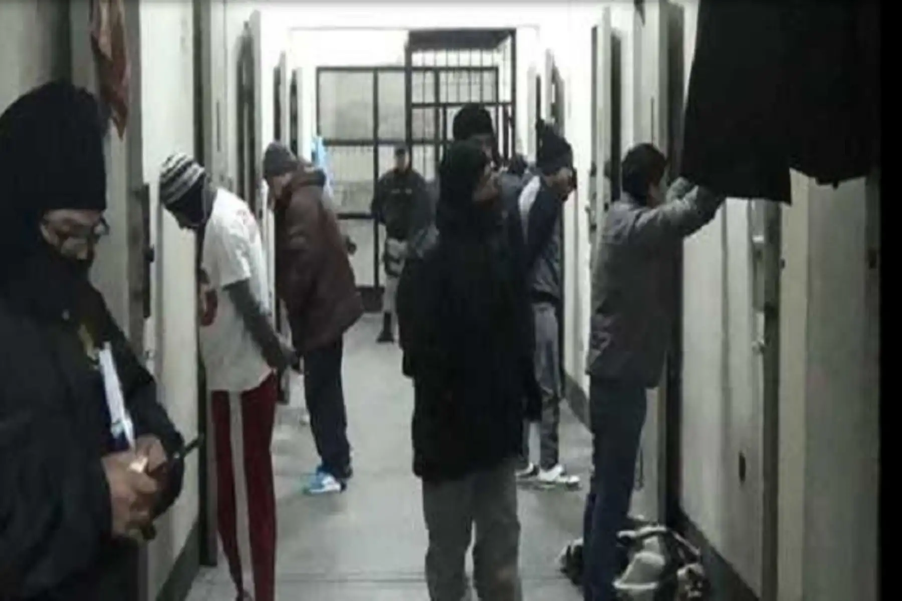 El Instituto Nacional Penitenciario (INPE), la Policía Nacional del Perú (PNP) y el Ministerio Público (MP) realizaron un megaoperativo en cuatro penales del país con el propósito de desarticular presuntas bandas criminales dedicadas a la extorsión de empresarios.