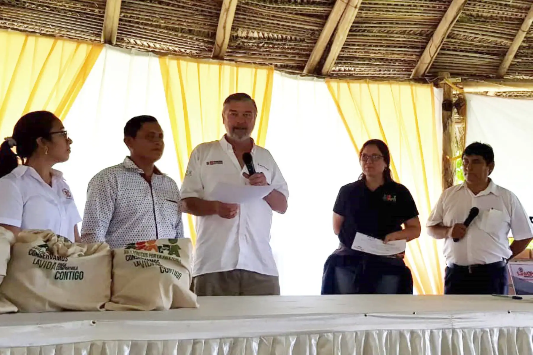 El director del Serfor, John Leigh, participó en la ceremonia de entrega de contratos de cesión en uso para fines agroforestales, 413 certificados de plantaciones forestales y tres concesiones de conservación.