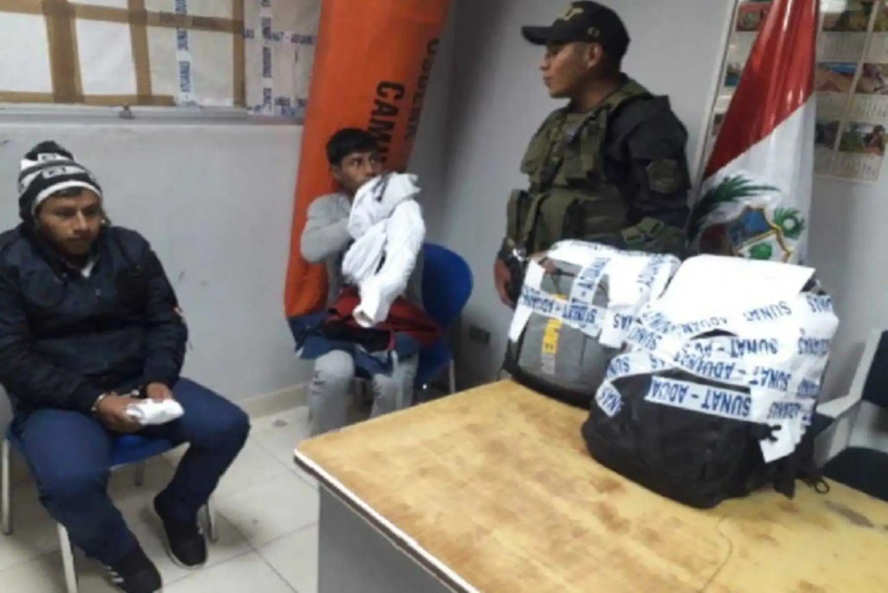 Un total de 21 kilos de alcaloide de cocaína fueron incautados tras la intervención de una unidad de transporte interprovincial que tenía como destino la ciudad de Juliaca y hay dos detenidos.  Esta acción la logró la Fiscalía Especializada en Tráfico Ilícito de Drogas de Puno.