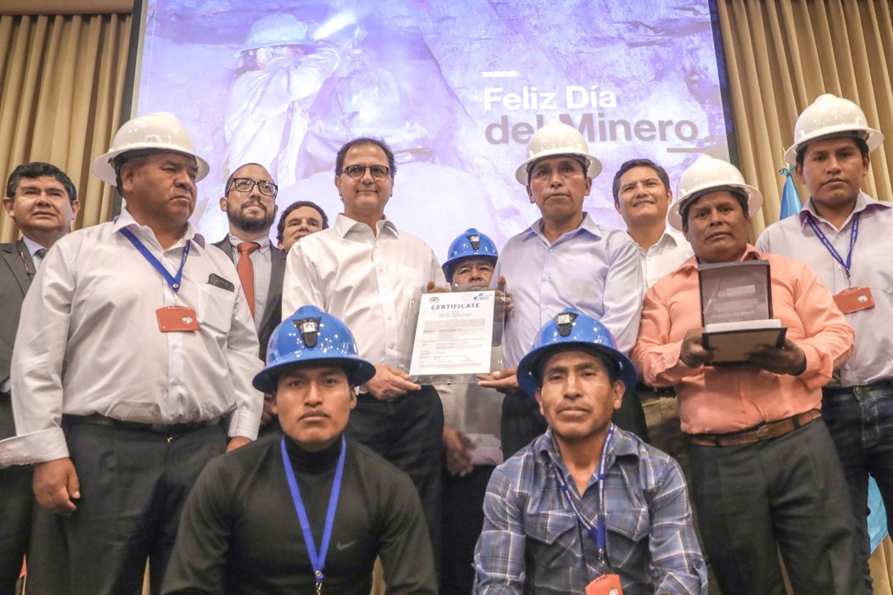 Ministro de Energía y Minas, Francisco Ísmodes, participó en celebración del Día del Minero. Foto: Cortesía.